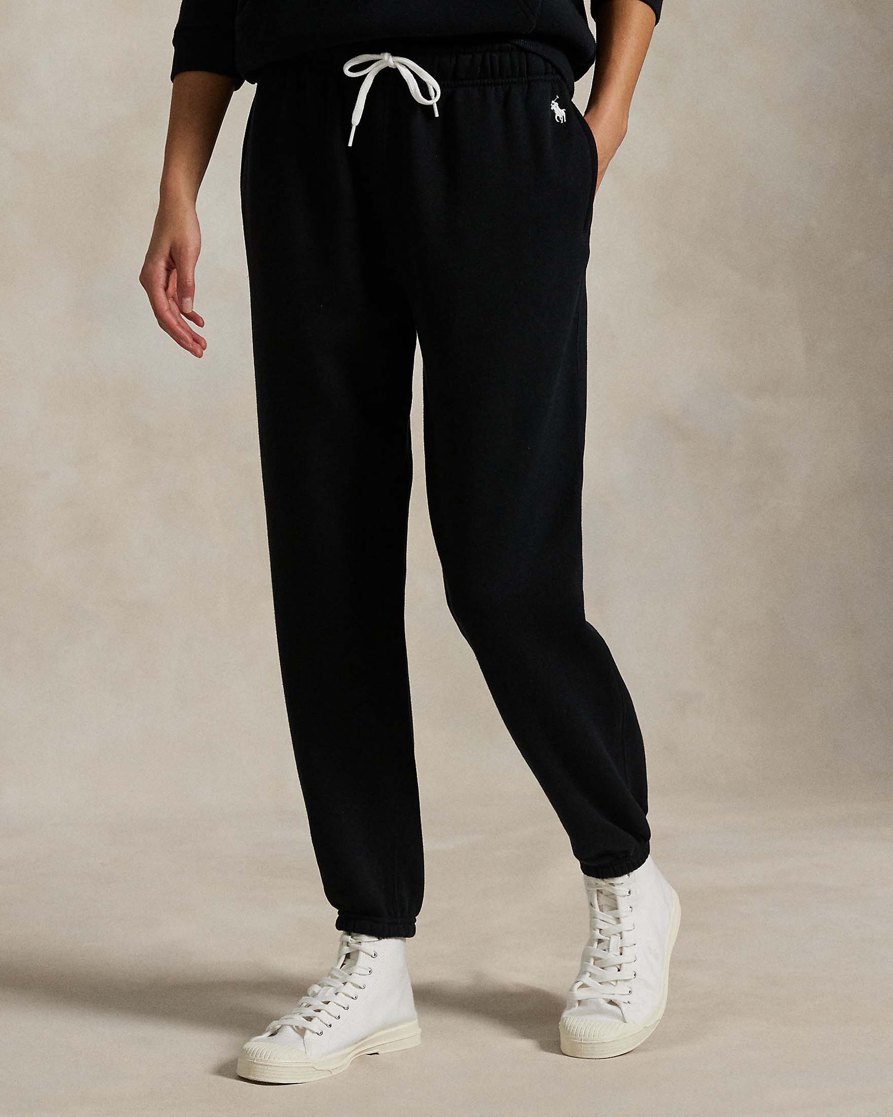 Pantaloni neri in felpa Polo Ralph Lauren in misto cotone felpato con coulisse in vita e logo a contrasto di colore image