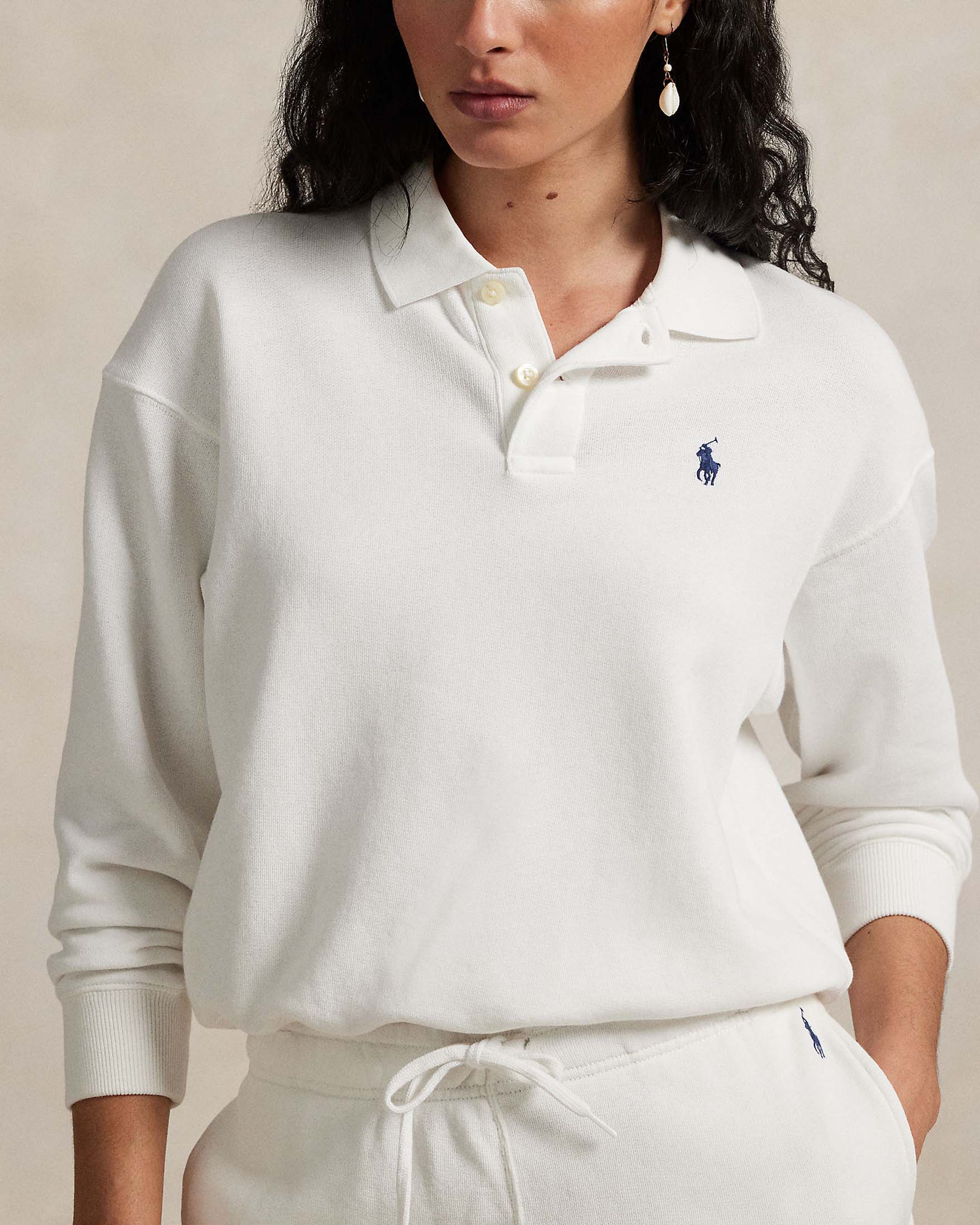 Polo bianca Ralph Lauren in misto cotone garzato con logo blu ricamato sul petto image