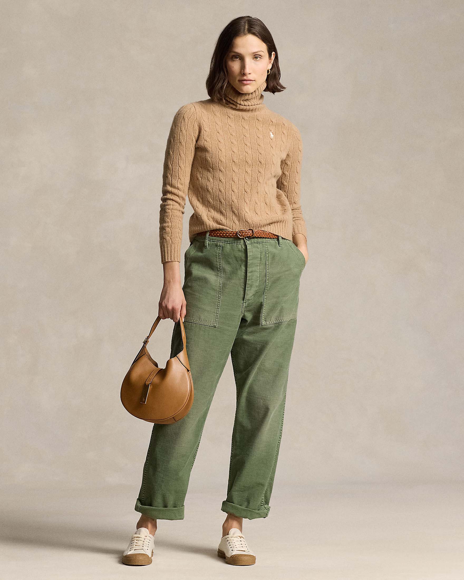 Dolcevita color cammello Polo Ralph Lauren in lana e cashmere a trecce con scollo a V e logo ricamato sul petto image