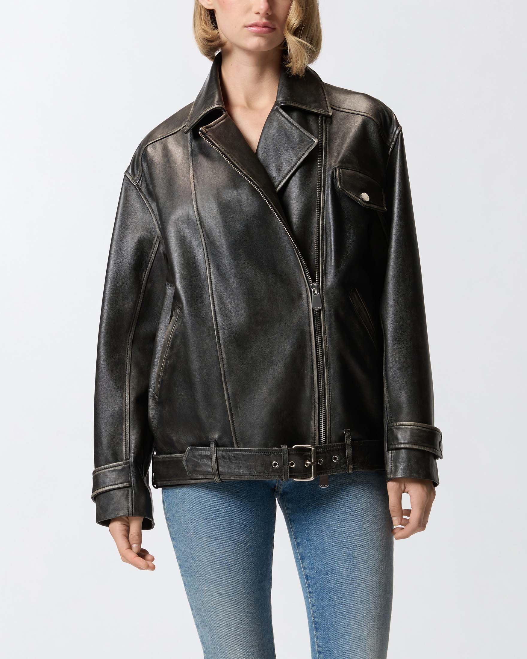 Giacca chiodo over stile biker Pinko color testa di moro in pelle effetto vintage con colletto a camicia