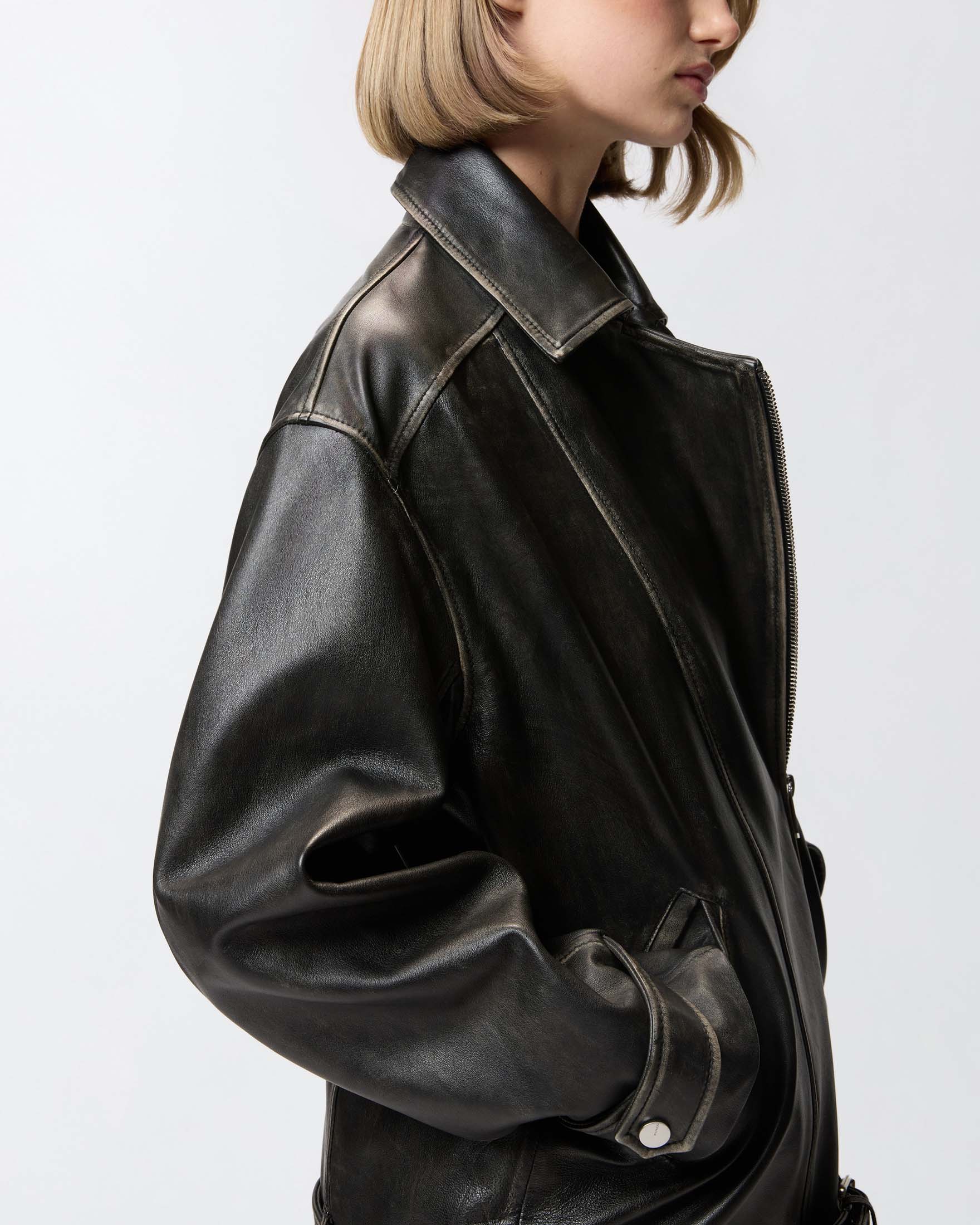 Giacca chiodo over stile biker Pinko color testa di moro in pelle effetto vintage con colletto a camicia