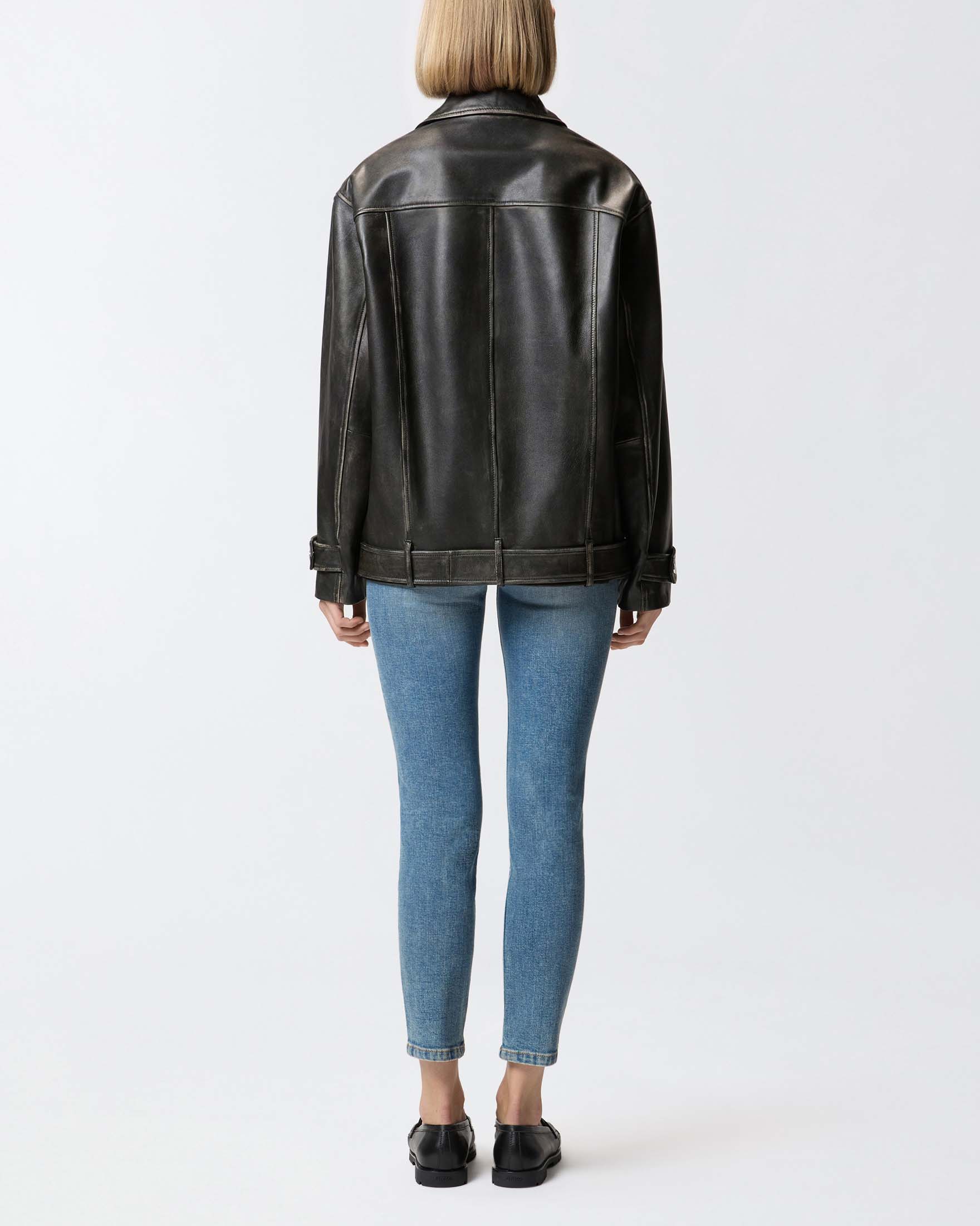 Giacca chiodo over stile biker Pinko color testa di moro in pelle effetto vintage con colletto a camicia