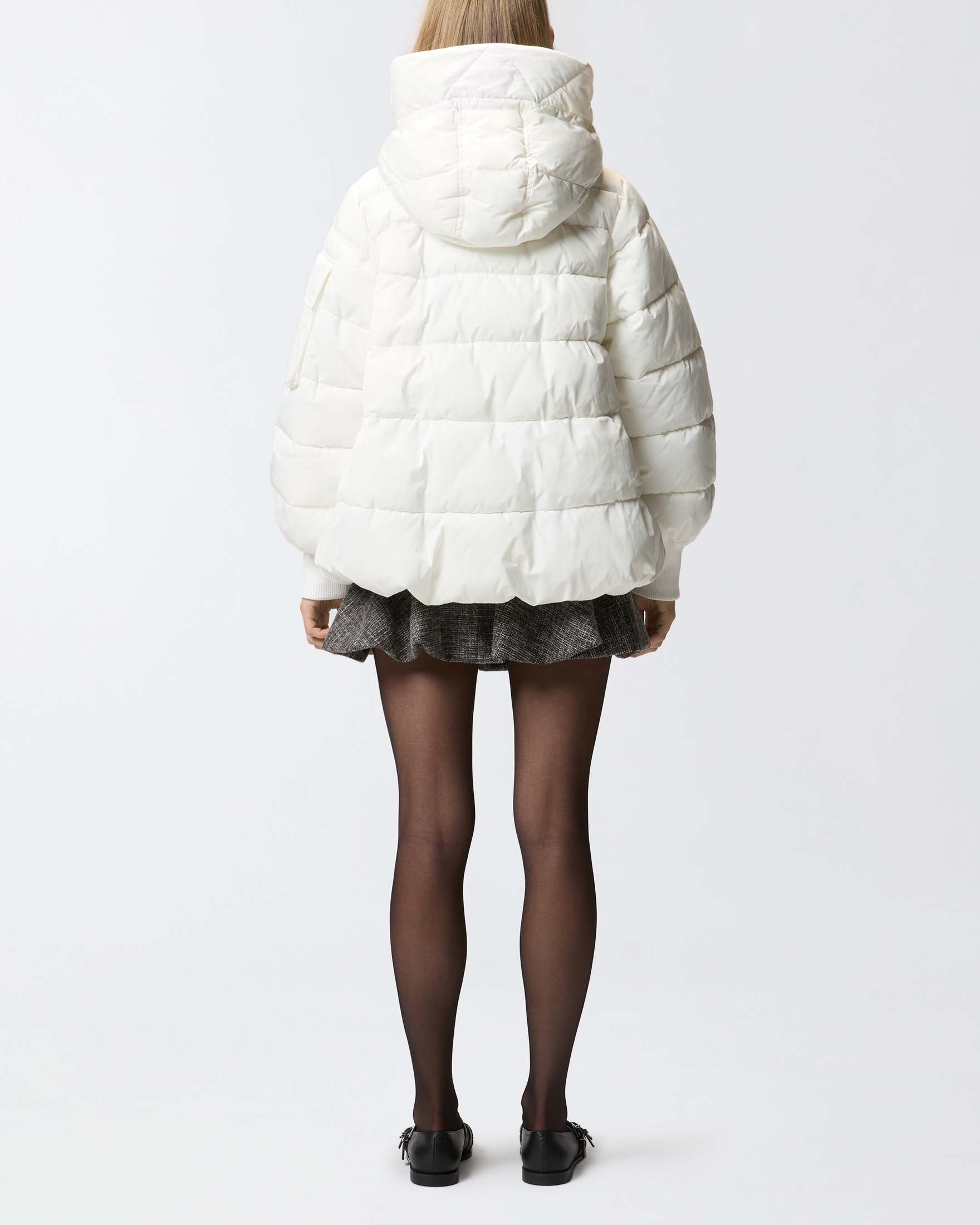 Piumino bianco Pinko dalla linea a campana in tela tecnica con