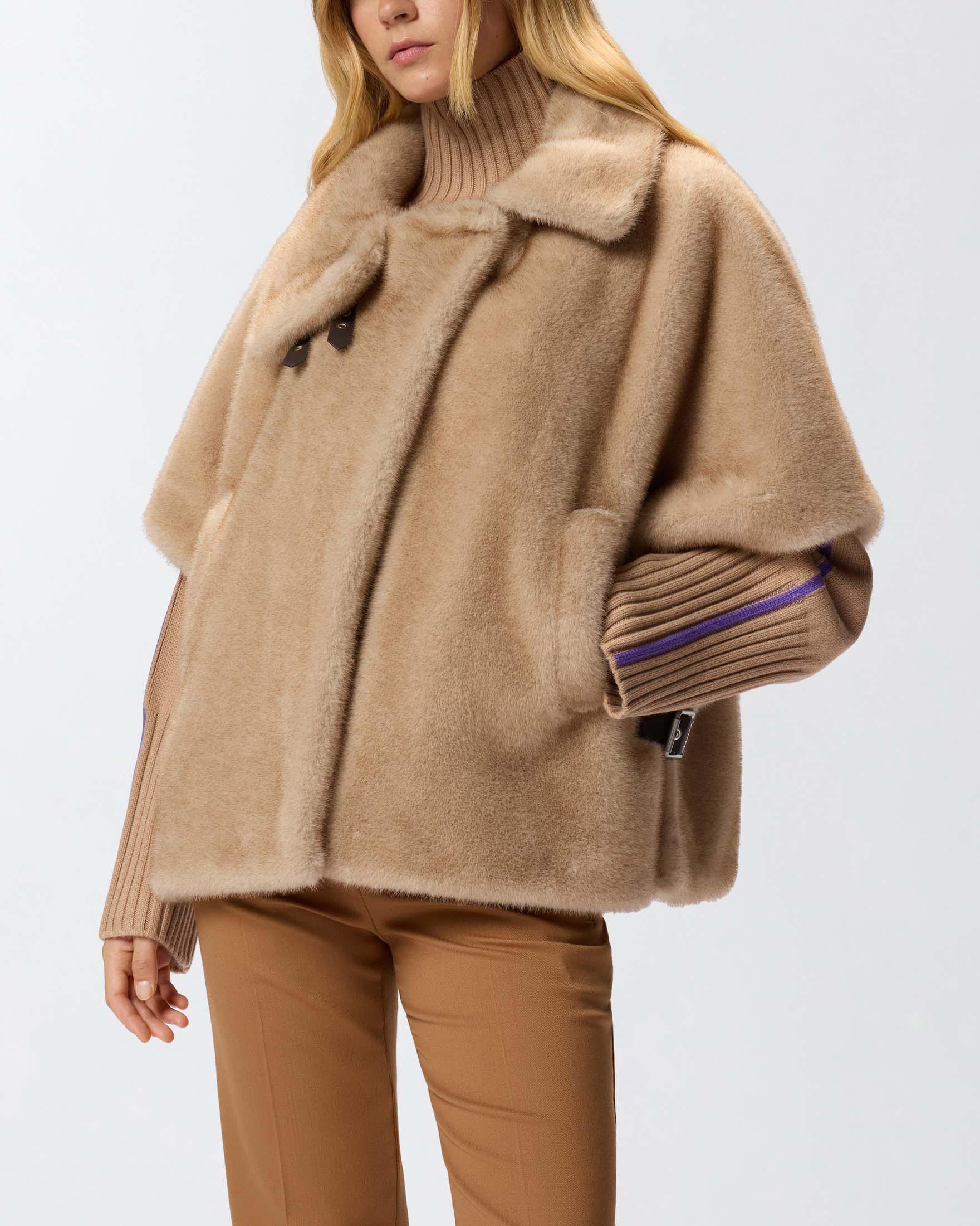 Pinko — Cappa corta in ecopelliccia Pinko color miele con mezza manica e colletto a camicia