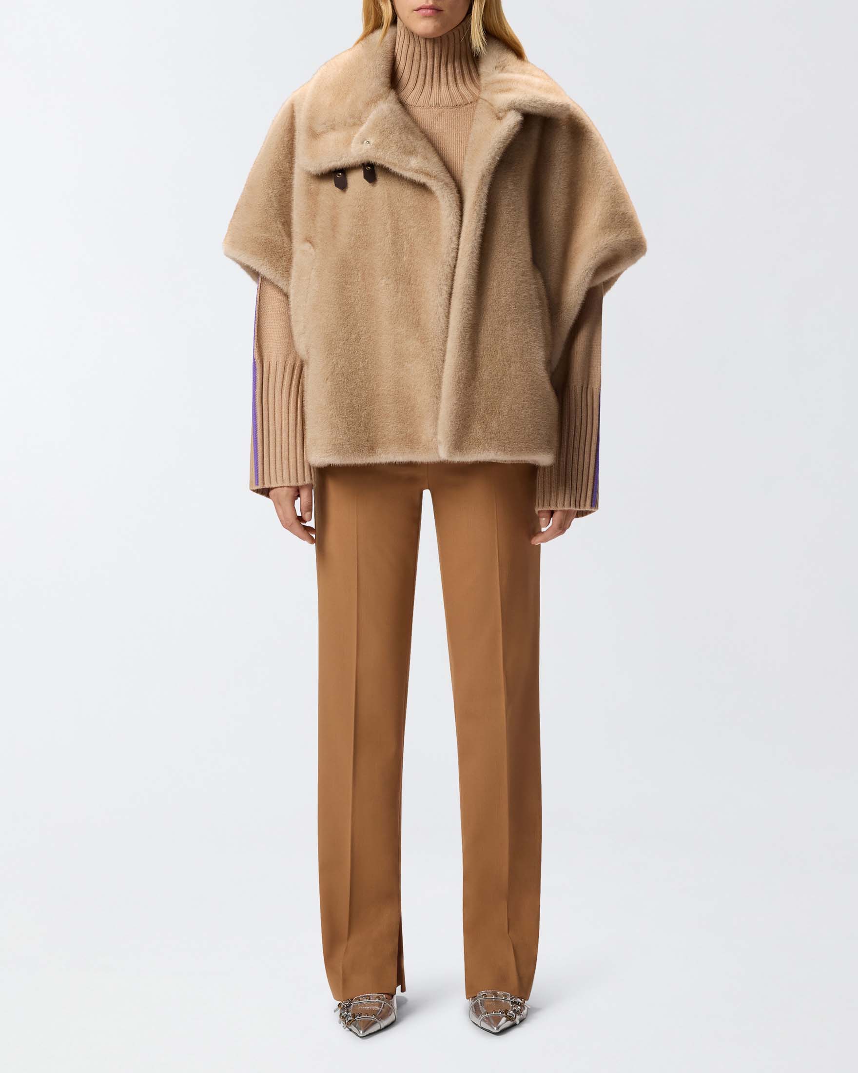 Cappa corta in ecopelliccia color miele Pinko con maniche al gomito e colletto a camicia image