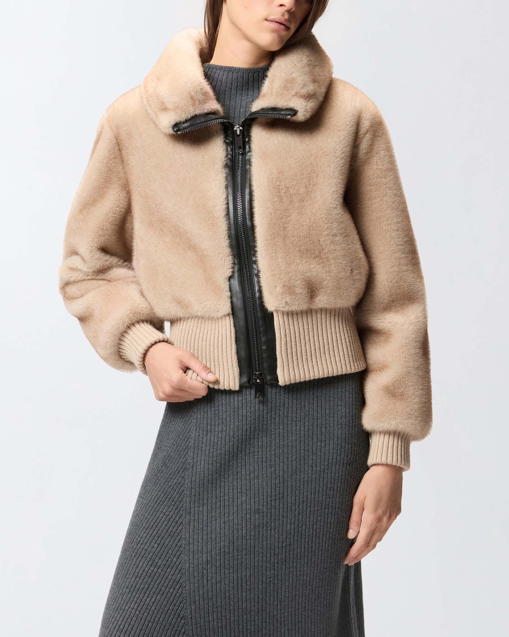 Bomber corto color miele Pinko in ecopelliccia con collo alto e polsini in tessuto a coste