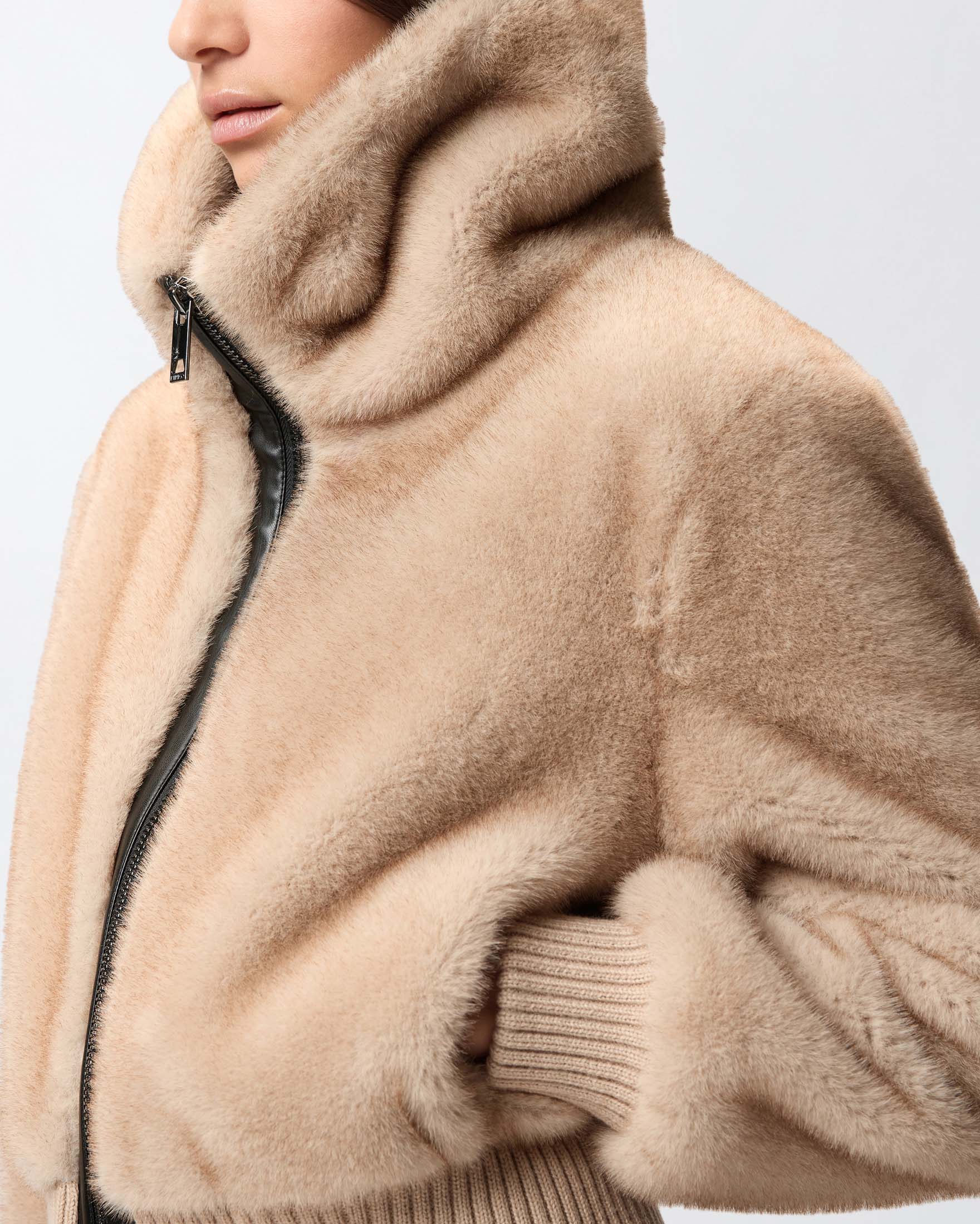 Bomber corto color miele Pinko in ecopelliccia con collo alto e polsini in tessuto a coste image