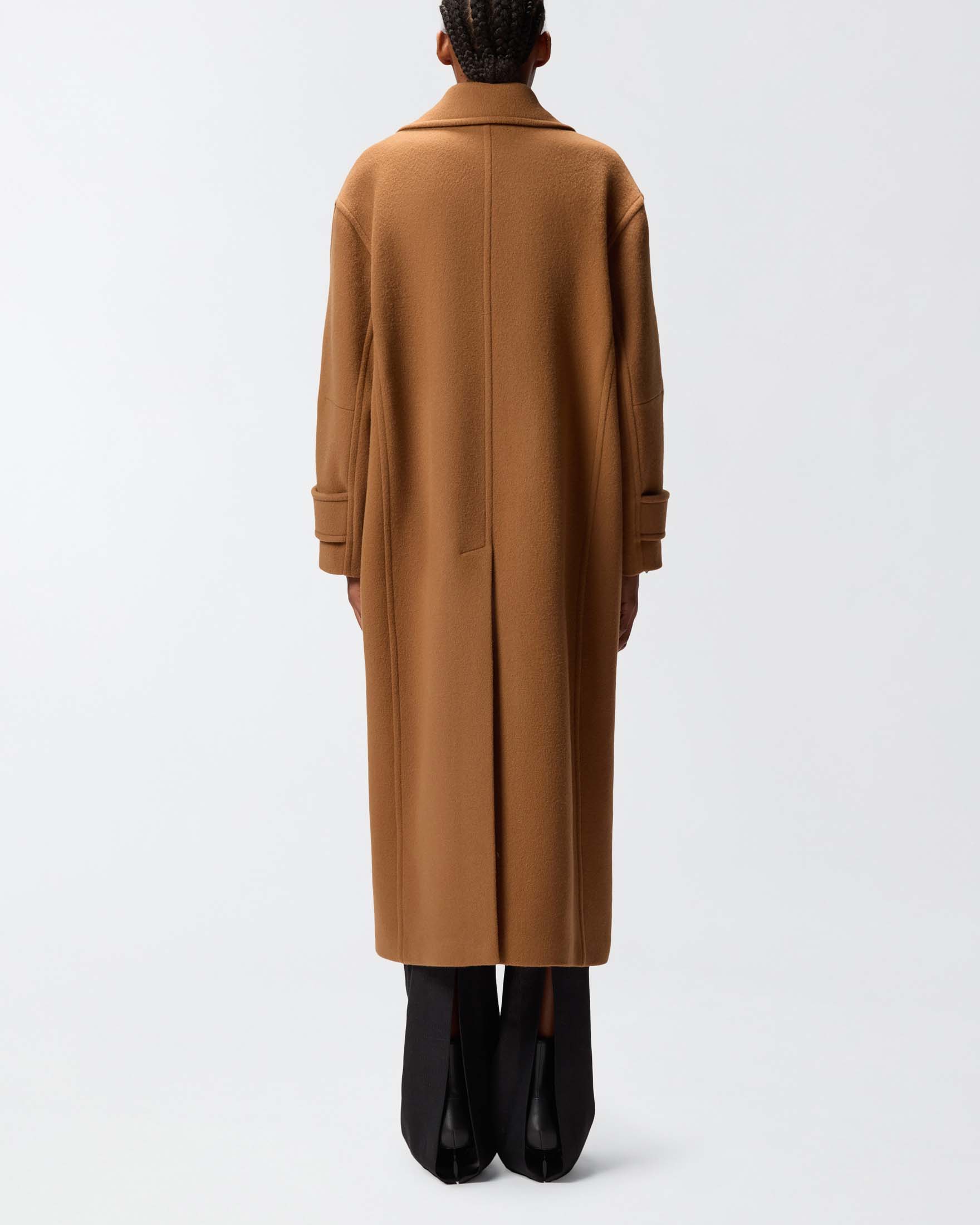 Cappotto lungo color cammello Pinko panna di misto lana con chiusura a doppiopetto e scollo a rever