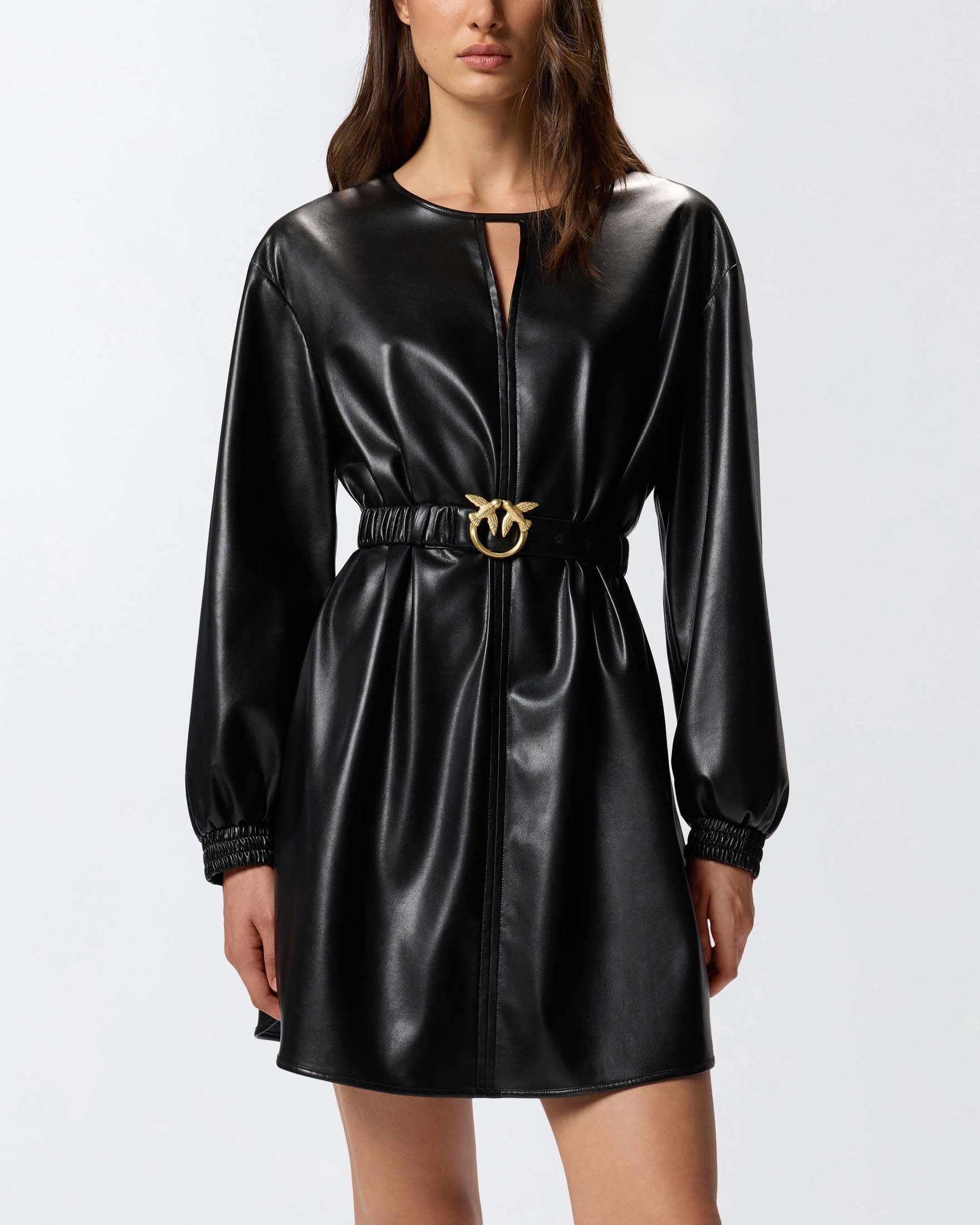 Abito corto nero Pinko in similpelle con maniche lunghe e cintura in vita con fibbia dorata