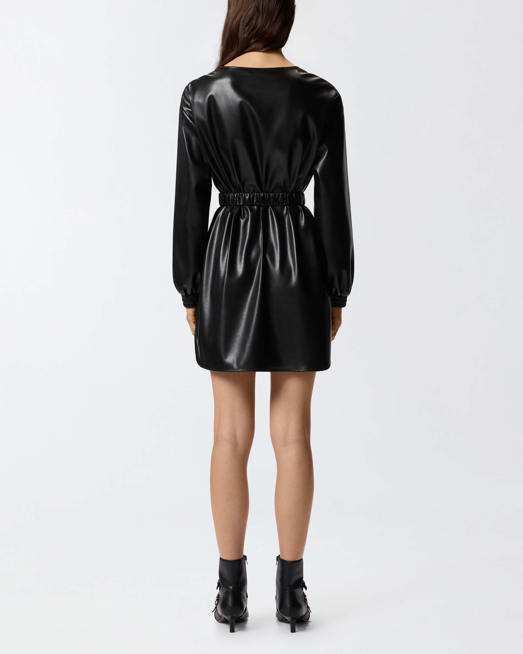 Abito corto nero Pinko in similpelle con maniche lunghe e cintura in vita con fibbia dorata