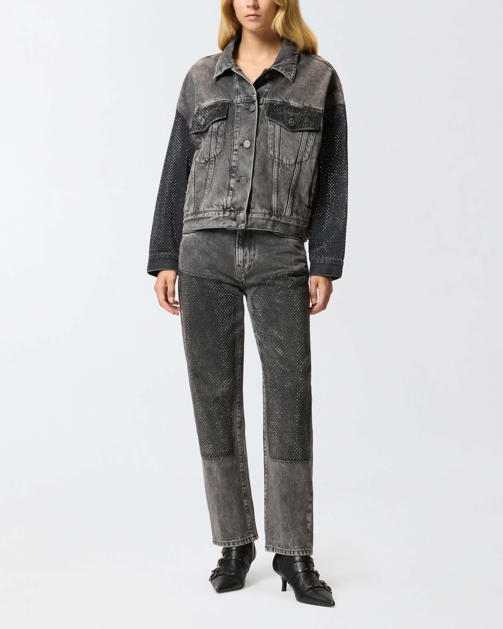 Giubbino trucker oversize nero delavè Pinko con decoro in strass tono su tono sulle maniche