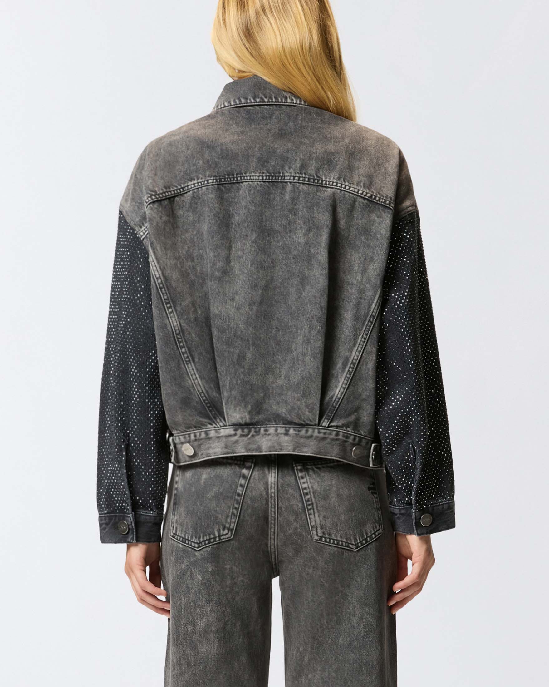 Giubbino trucker oversize nero delavè Pinko con decoro in strass tono su tono sulle maniche