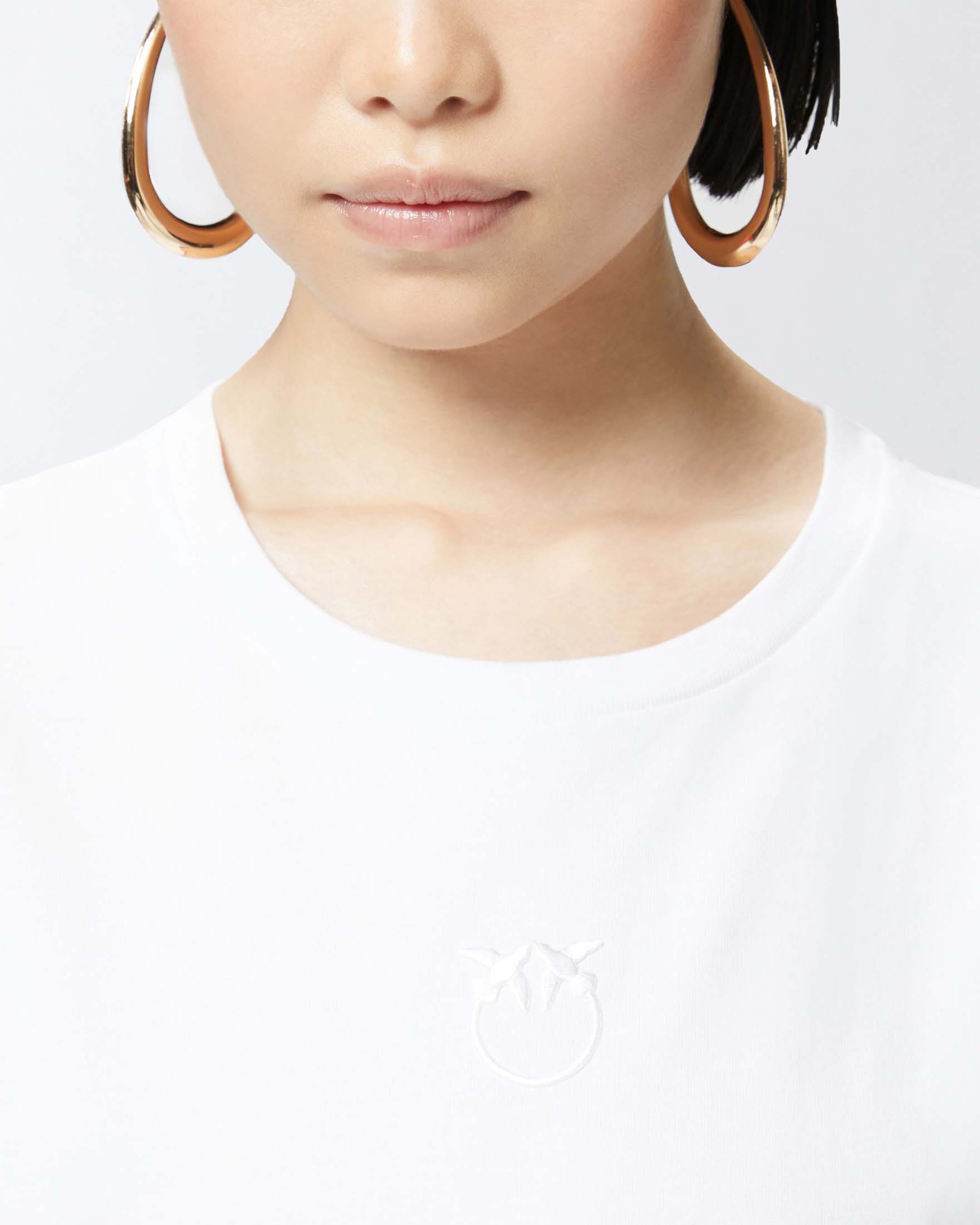 T-shirt bianca in cotone Pinko con logo ricamato tono su tono sul petto image
