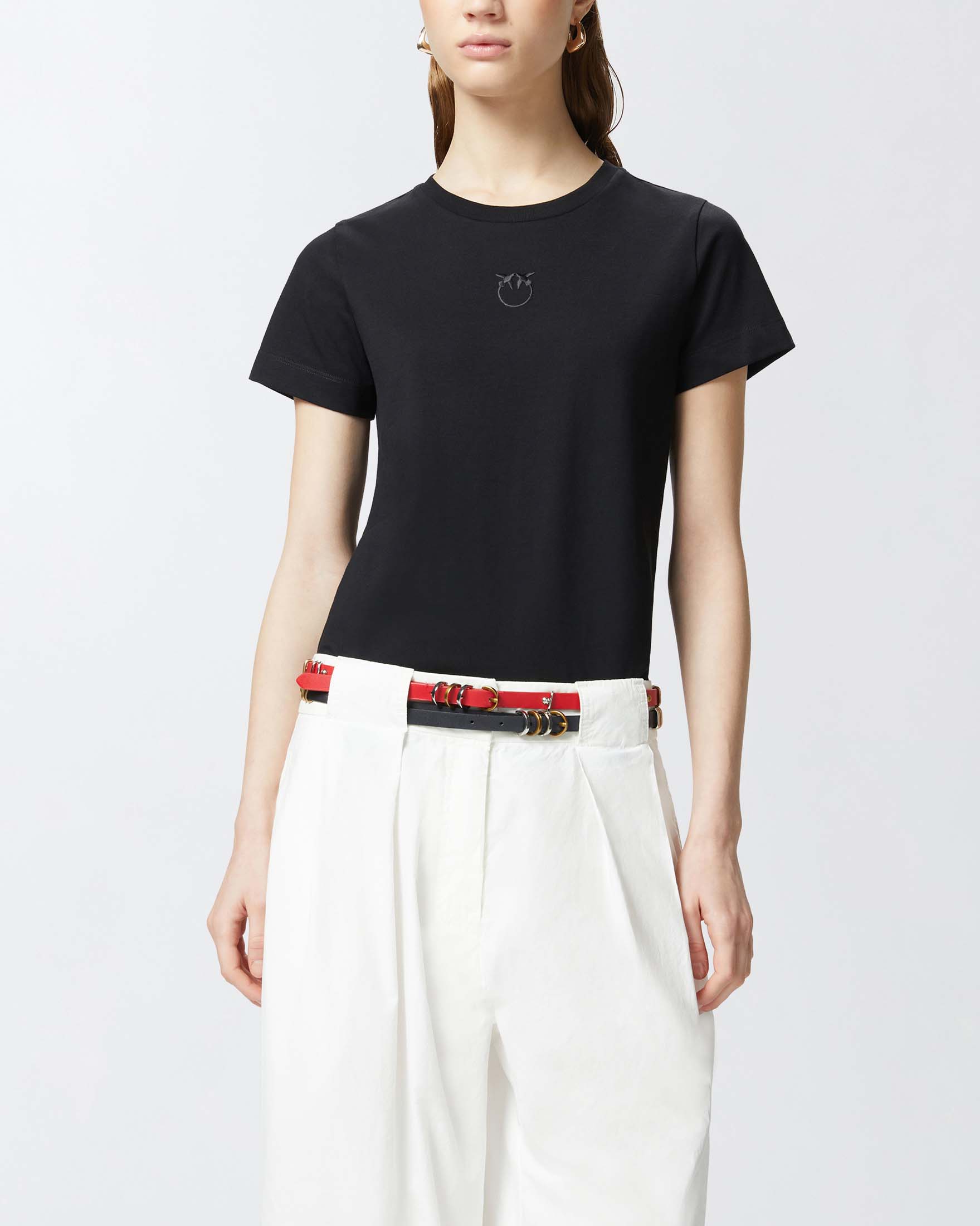 T-shirt nera in cotone Pinko con logo ricamato tono su tono sul petto