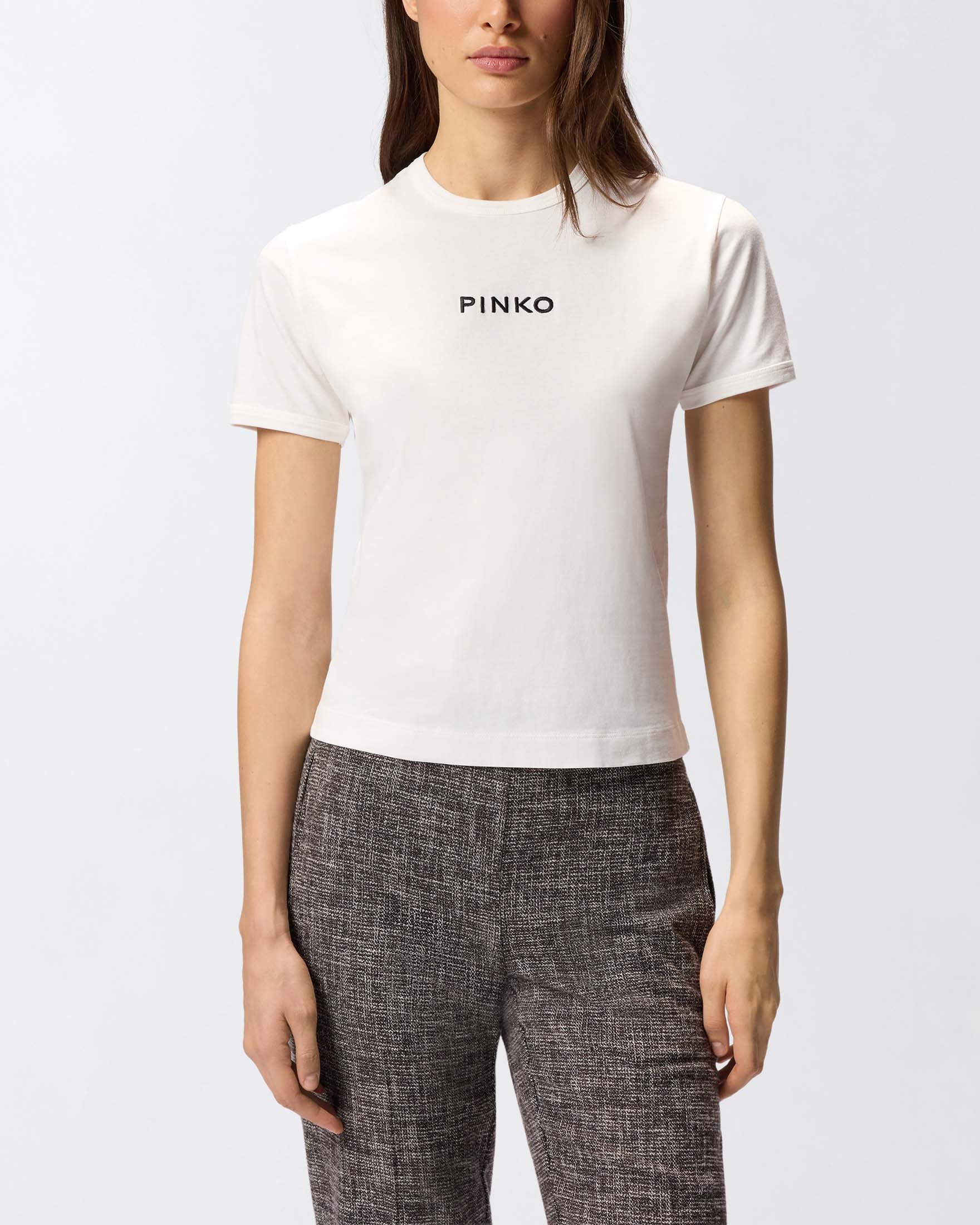T-shirt bianca in cotone a maniche corte con scritta logo nera ricamata sul petto