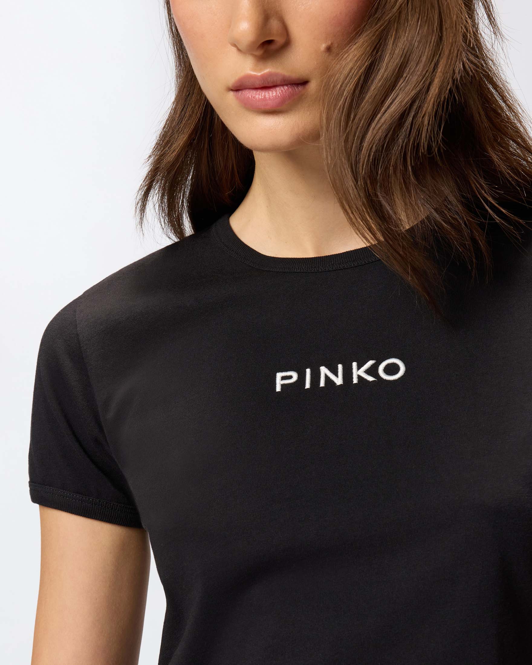 T-shirt nera in cotone a maniche corte Pinko con scritta logo nera ricamata sul petto image