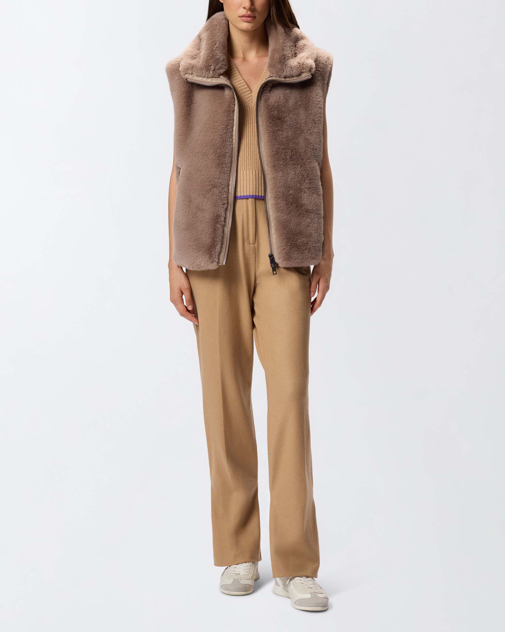 Gilet color noce Pinko in ecopelliccia con maniche ad aletta e profili in similpelle tono su tono image