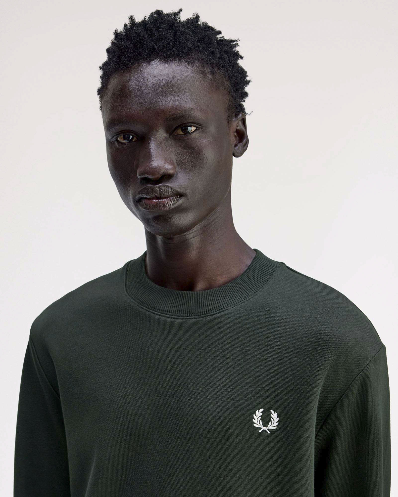 Felpa girocollo Fred Perry verde con bordino bianco sulla manica image