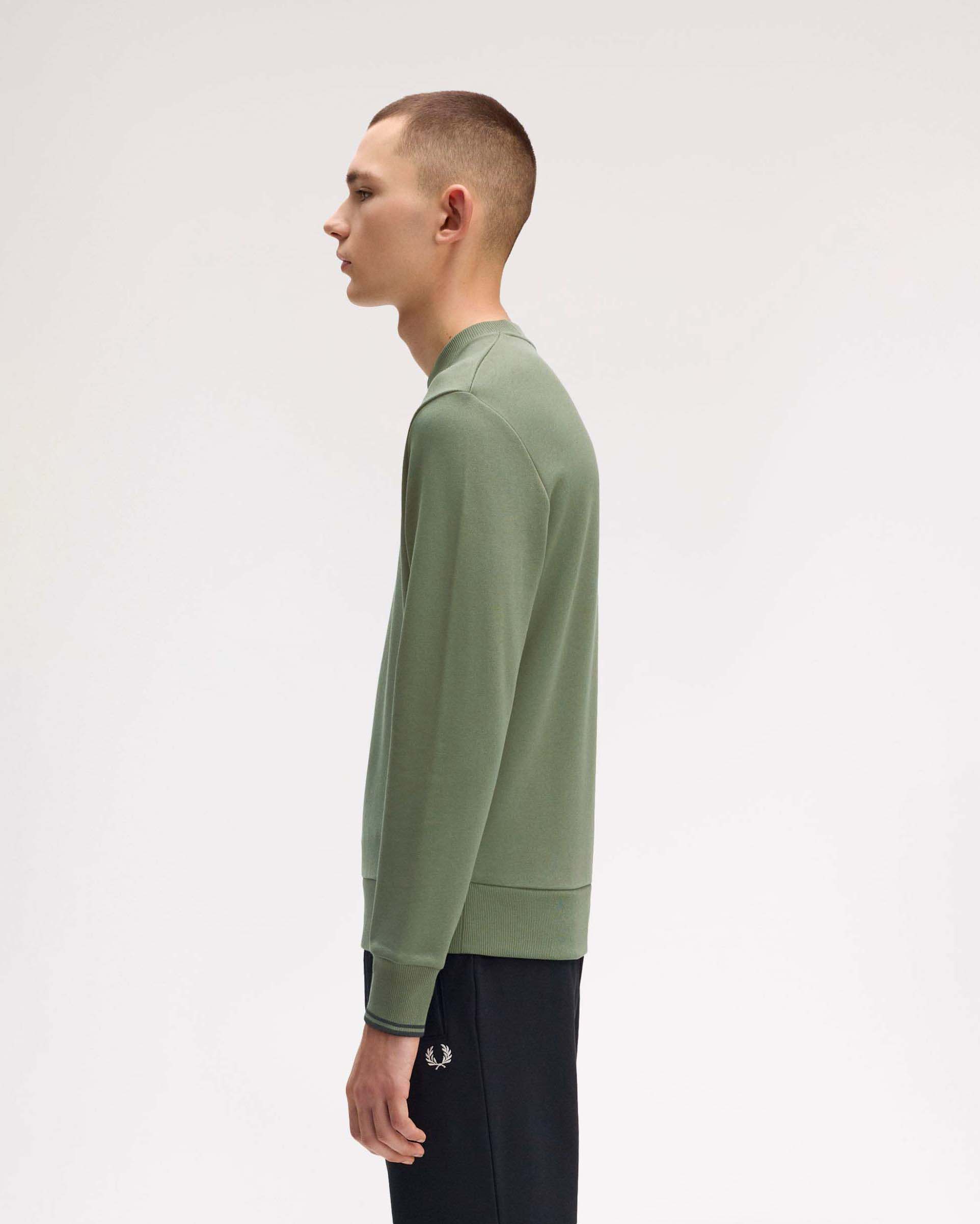 Felpa girocollo Fred Perry verde salvia con bordino blu sulla manica image