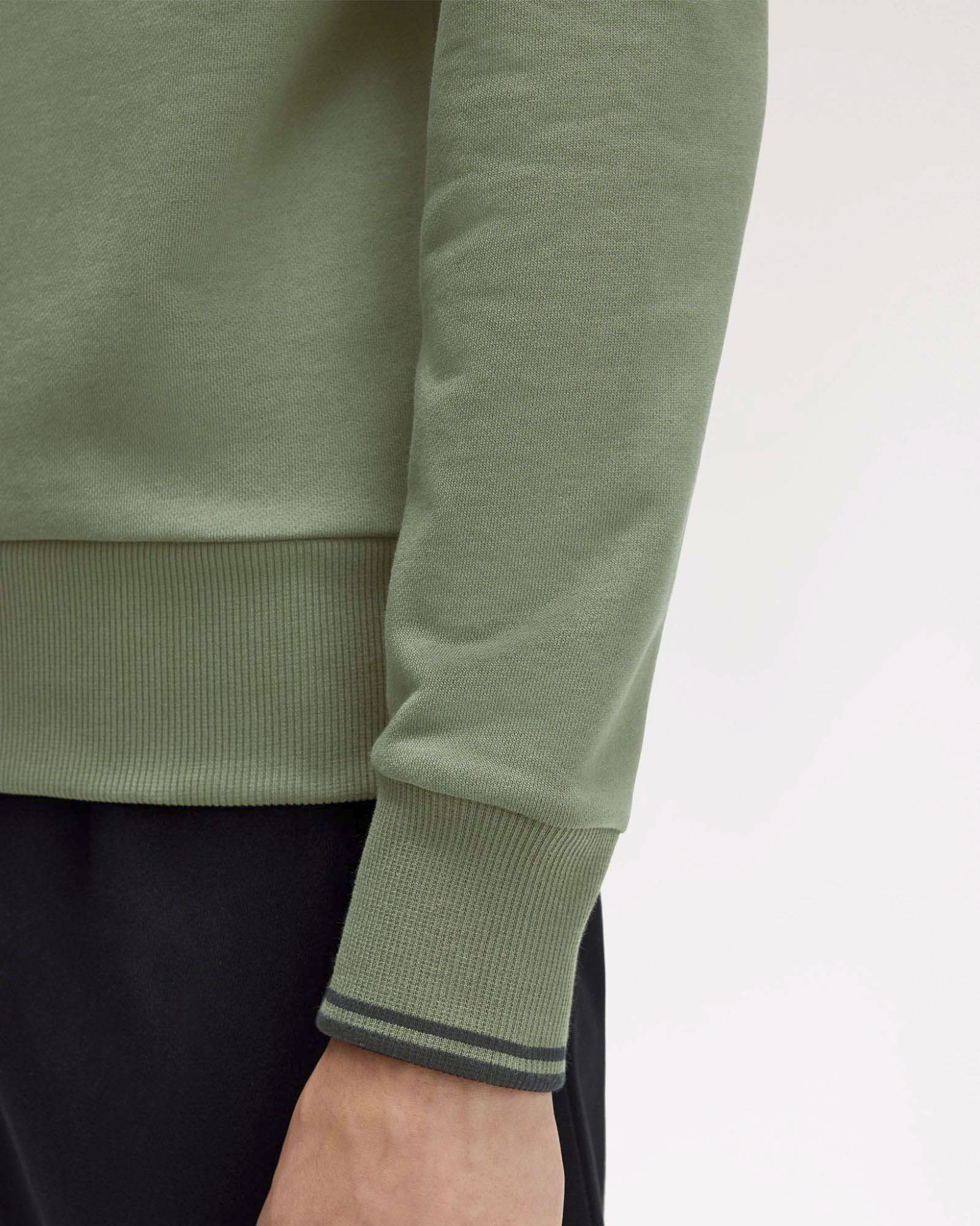 Felpa girocollo Fred Perry verde salvia con bordino blu sulla manica