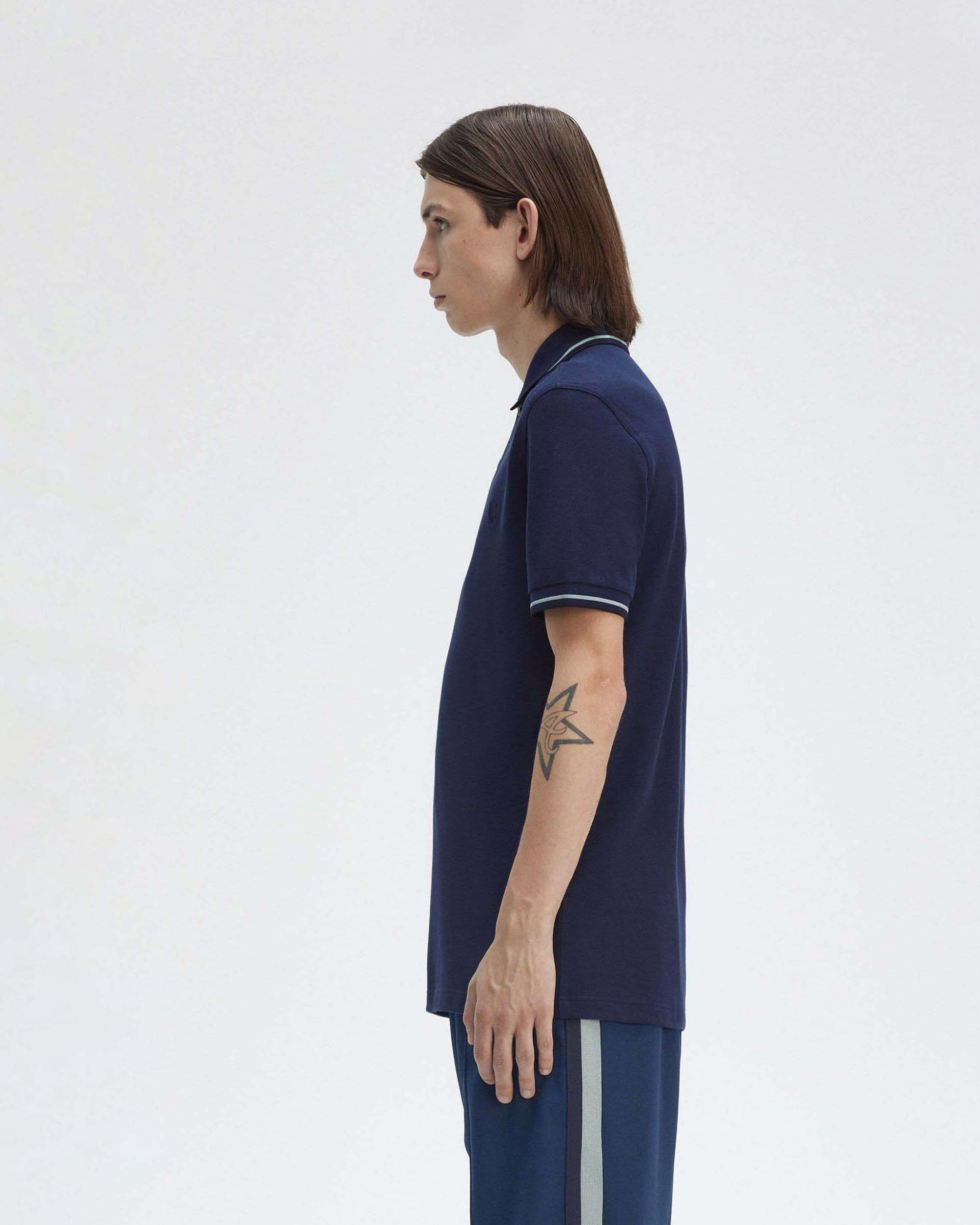 Polo Fred Perry blu indaco mezza manica con bordino blu e argento