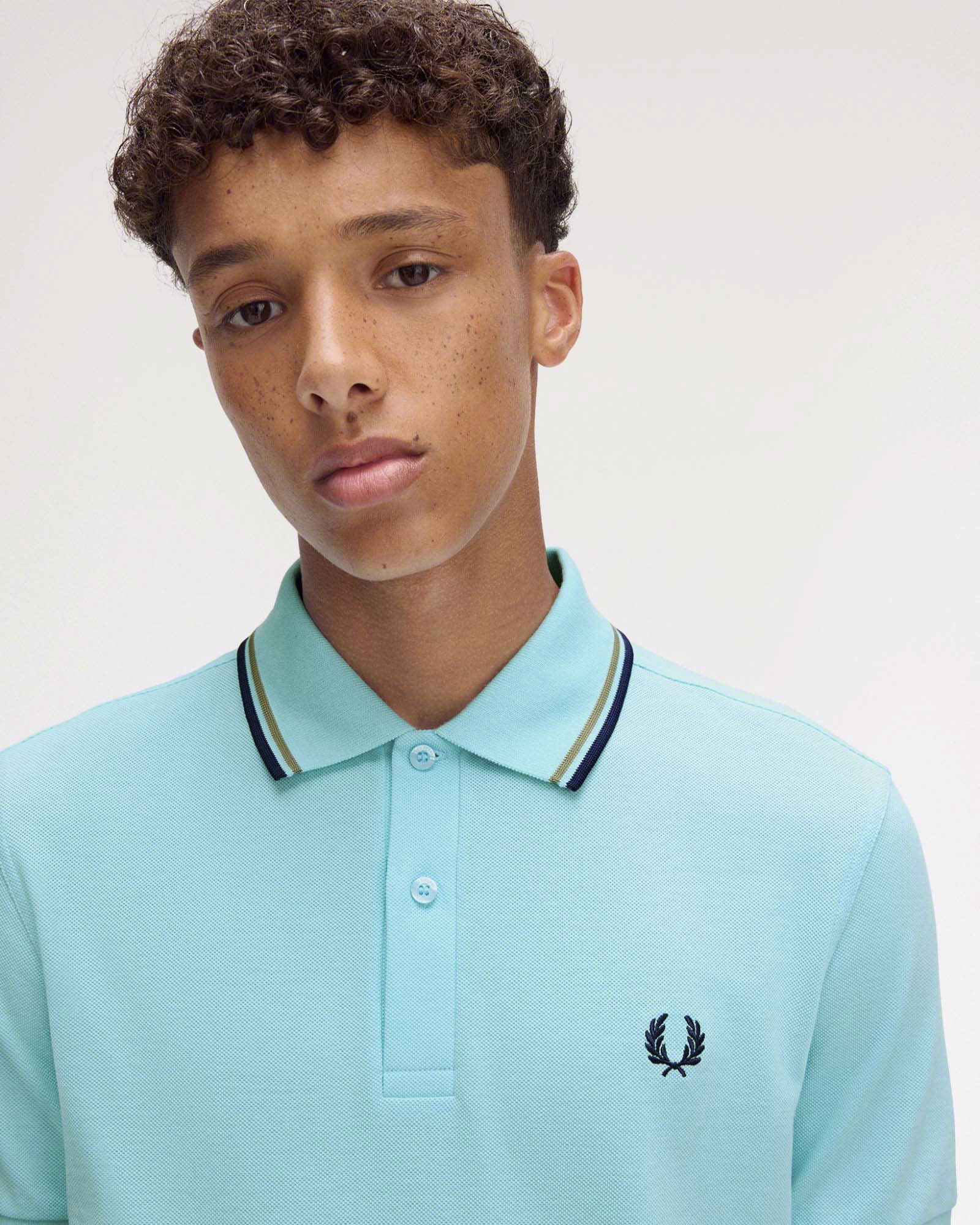 Polo Fred Perry color acqua mezza manica con bordino blu e militare image