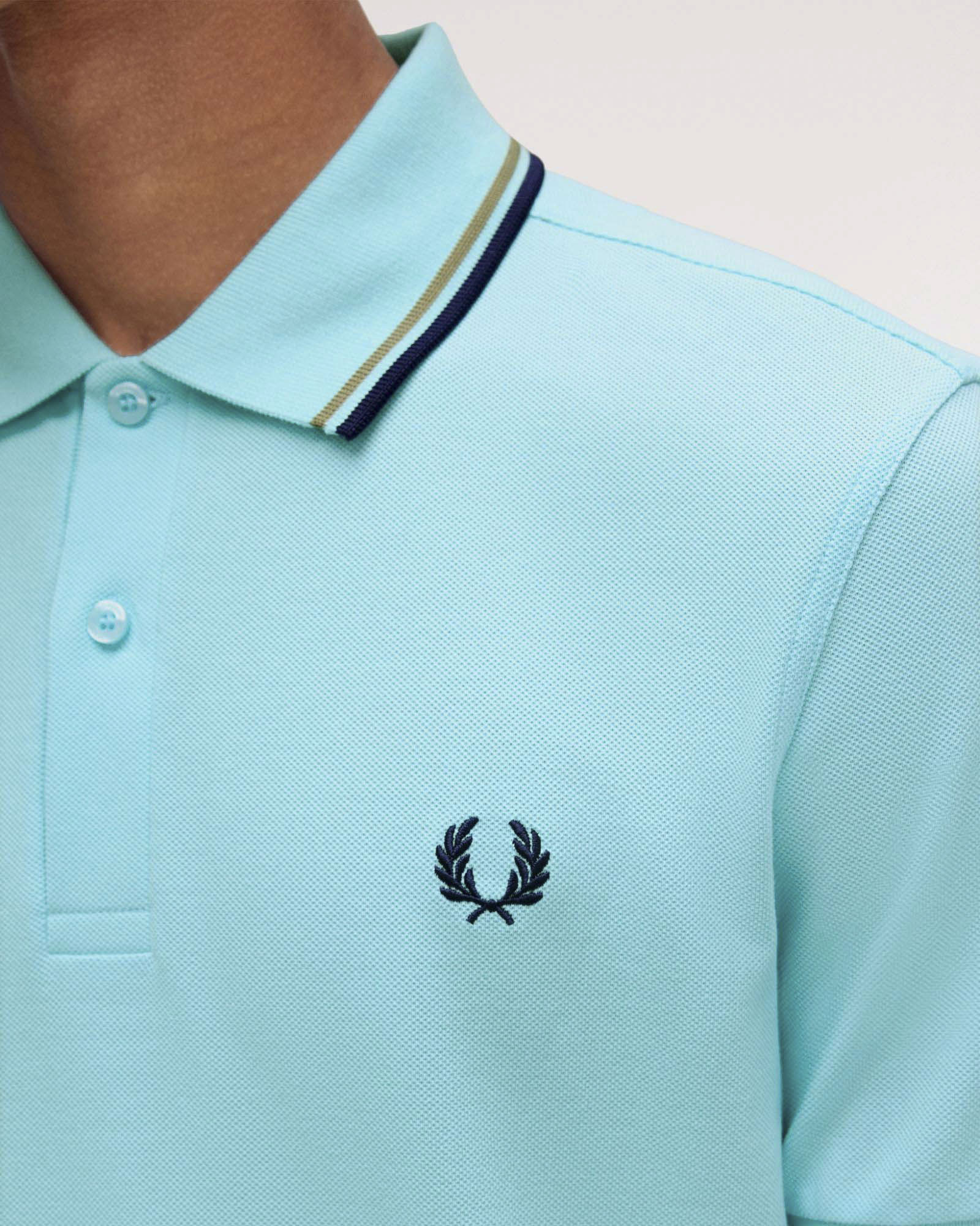 Polo Fred Perry color acqua mezza manica con bordino blu e militare