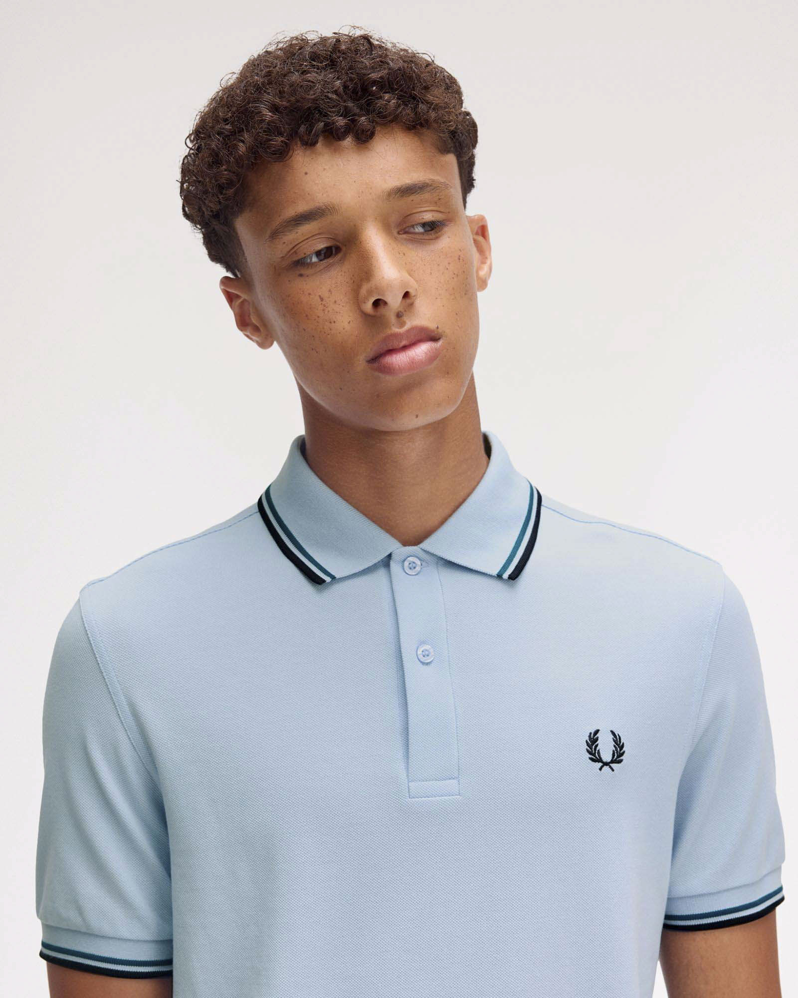 Polo Fred Perry azzurra mezza manica con bordino blu e ottanio image