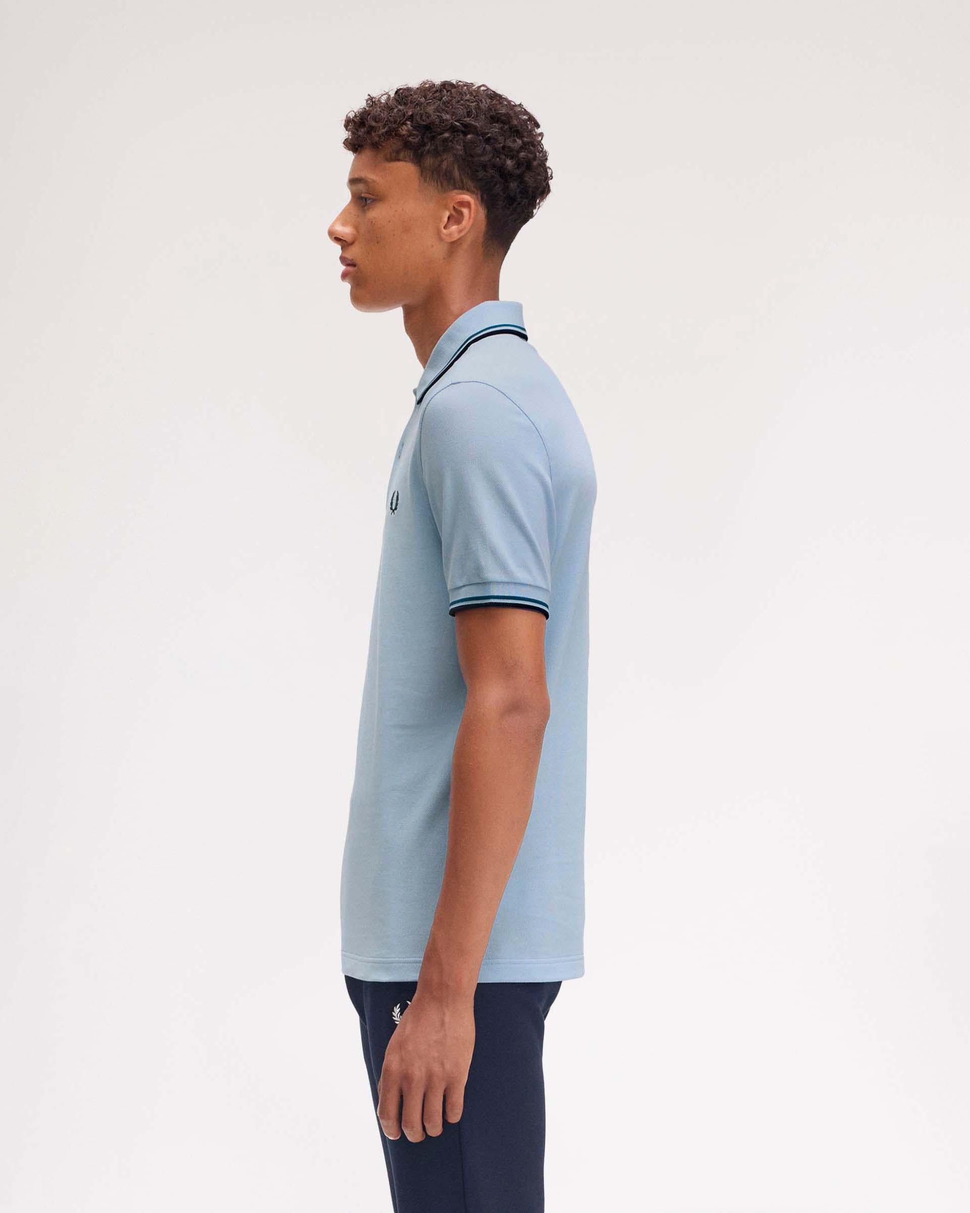 Polo Fred Perry azzurra mezza manica con bordino blu e ottanio