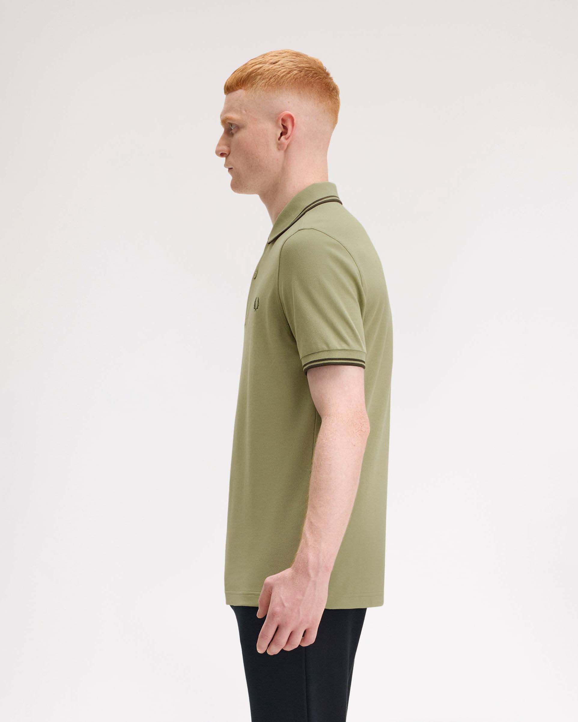 Polo Fred Perry verde salvia mezza manica con bordino militare