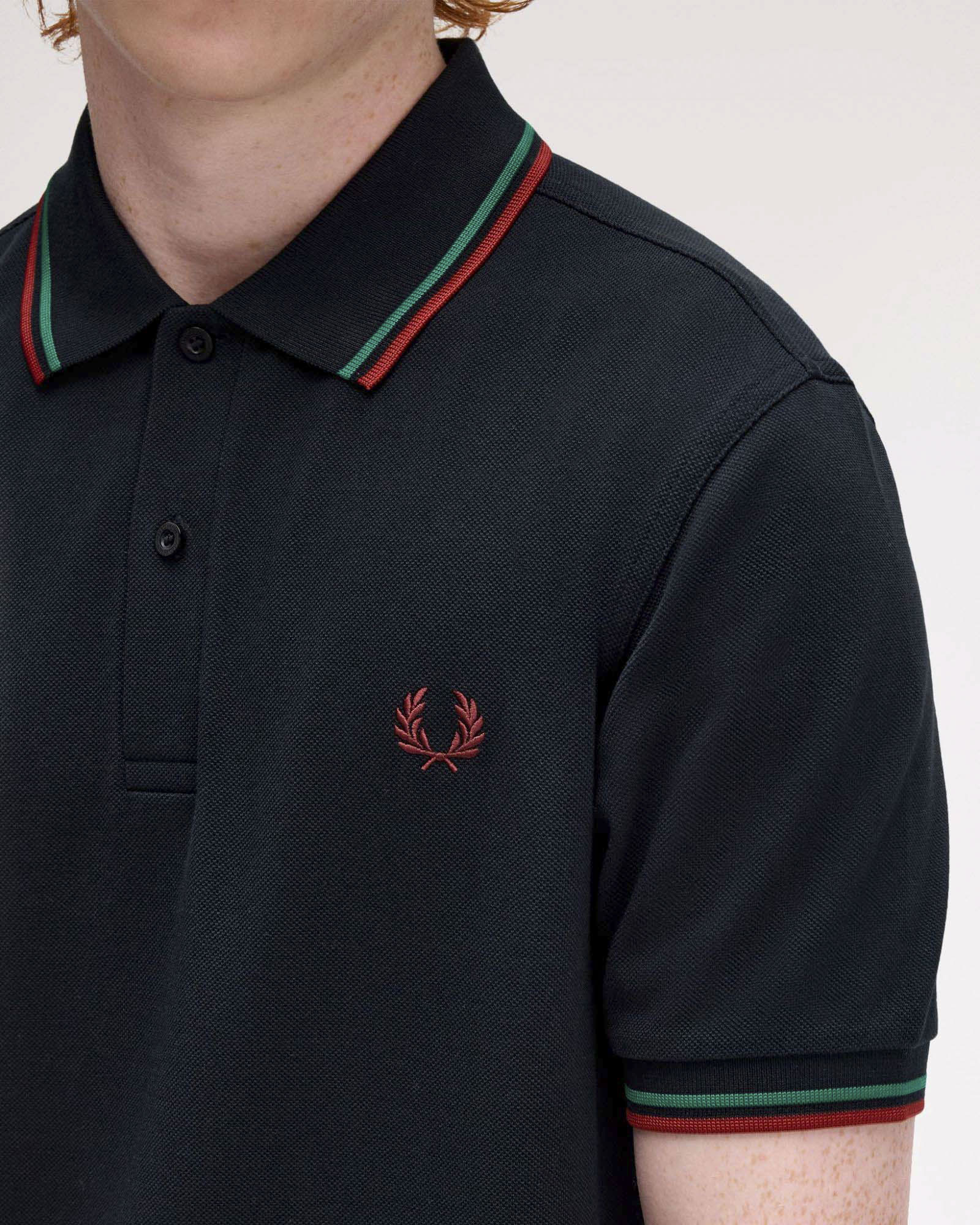 Polo Fred Perry blu mezza manica con bordino rosso e verde