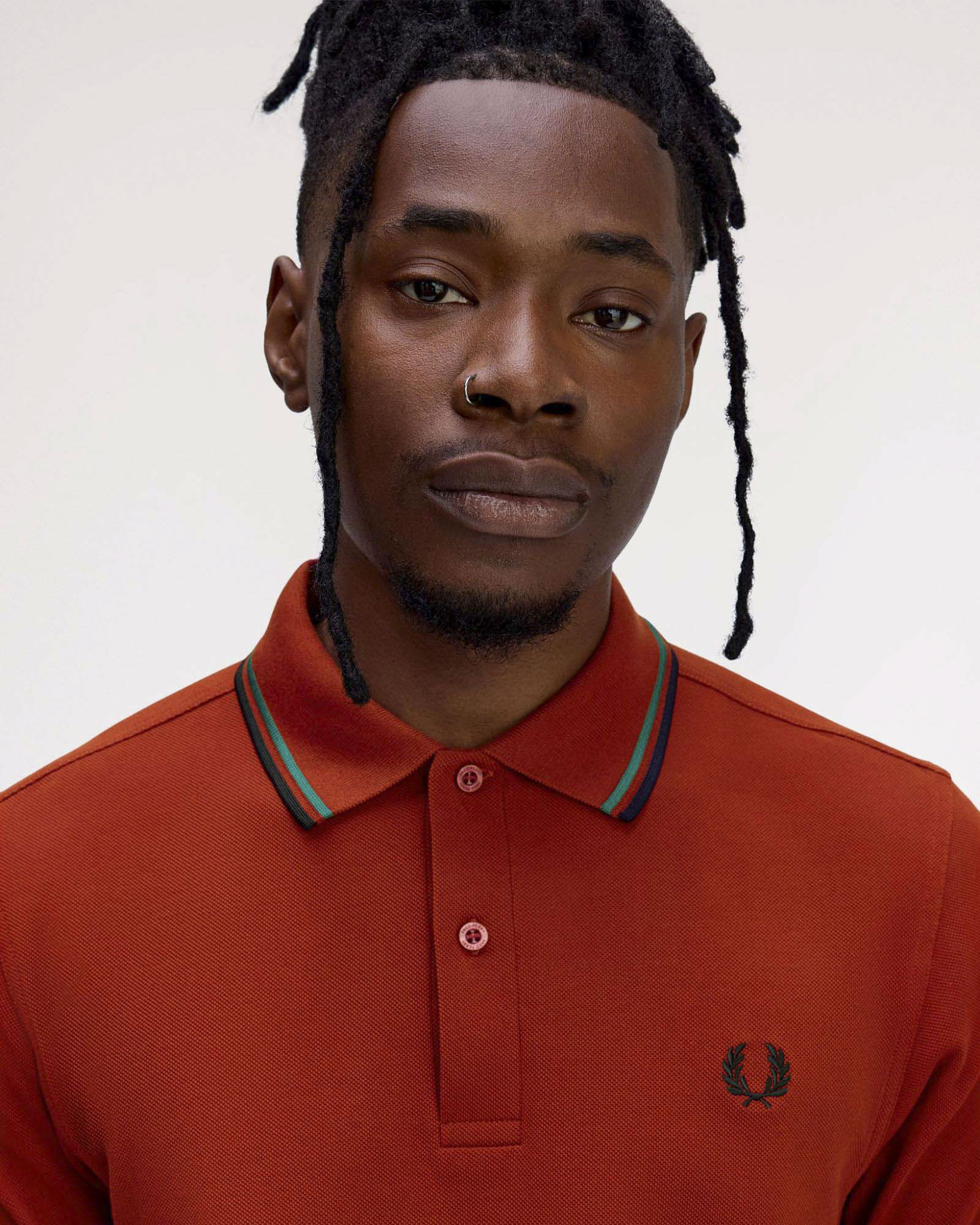 Polo Fred Perry arancione mezza manica con bordino verde acqua e blu