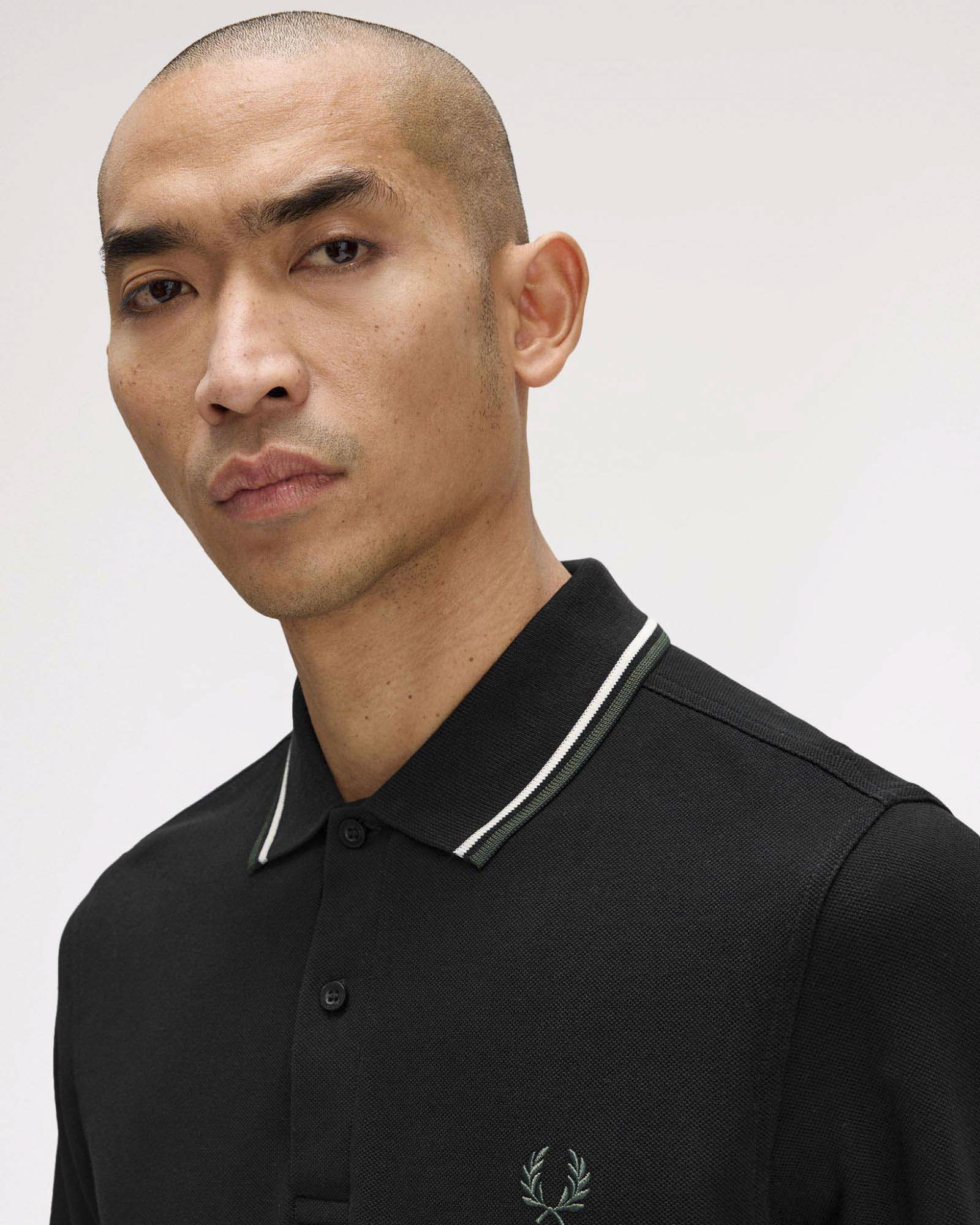 Polo manica lunga Fred Perry nera con bordino bianco e militare image