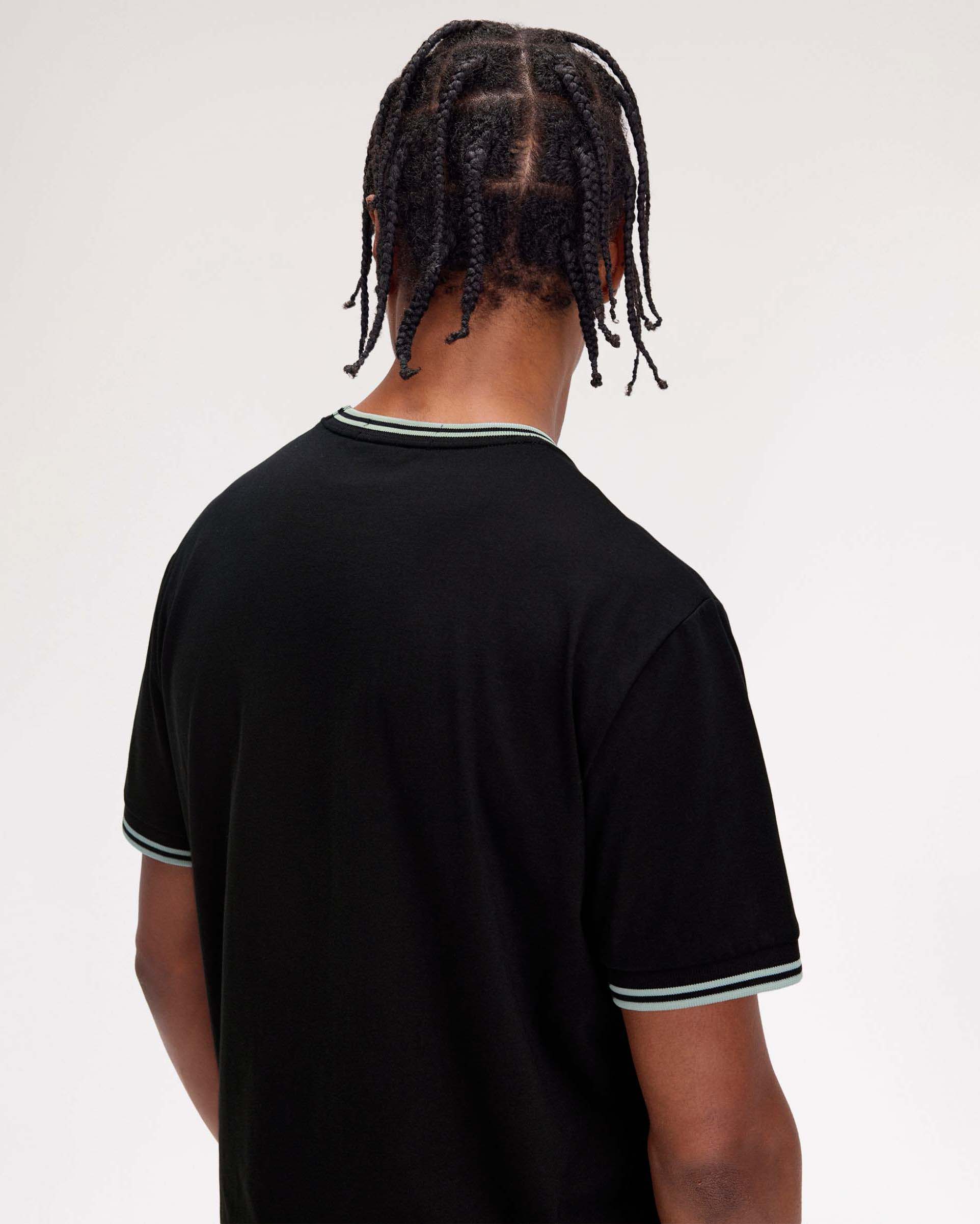 T-shirt  mezza manica Fred Perry nera con bordino carta da zucchero image