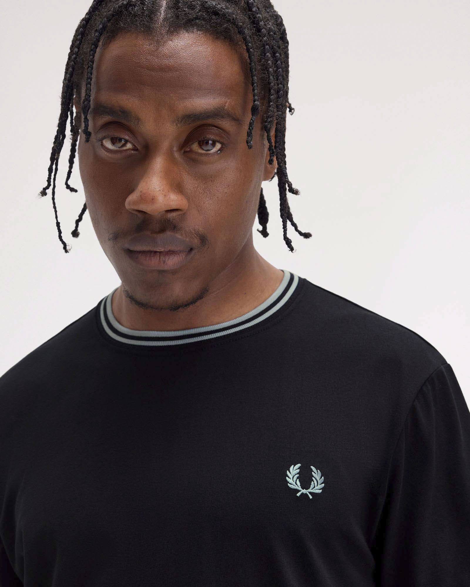 T-shirt  mezza manica Fred Perry nera con bordino carta da zucchero