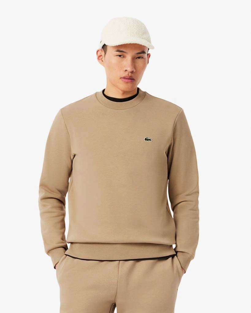 Felpa girocollo Lacoste color cammello con logo coccodrillo ricamato sul petto