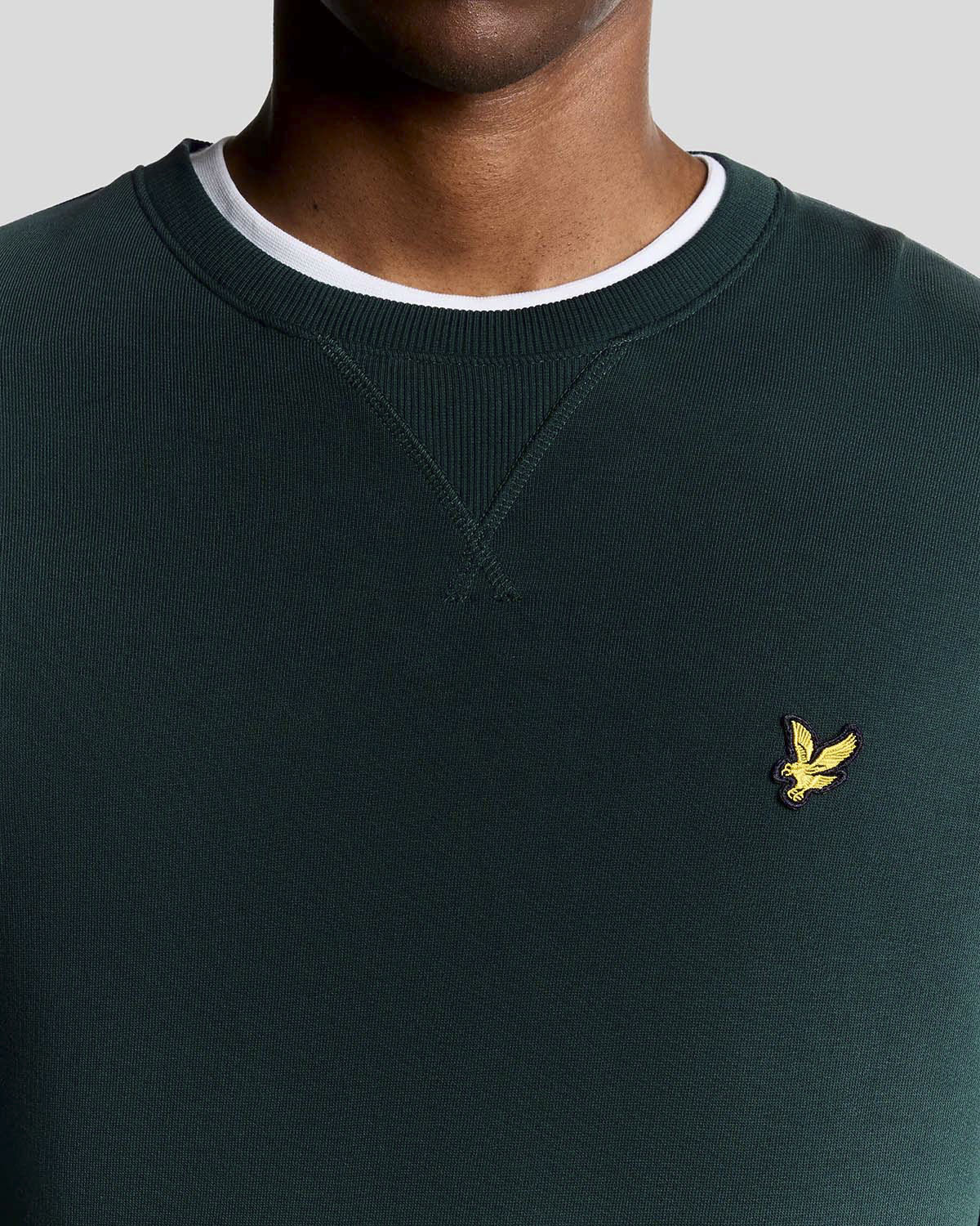 Felpa girocollo Lyle & Scott verde scuro con logo aquila gialla ricamato sul petto