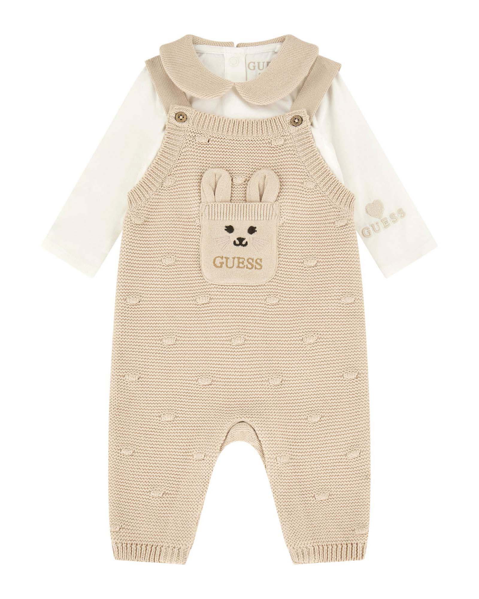 Completo Guess beige e bianco con salopette tricot e body