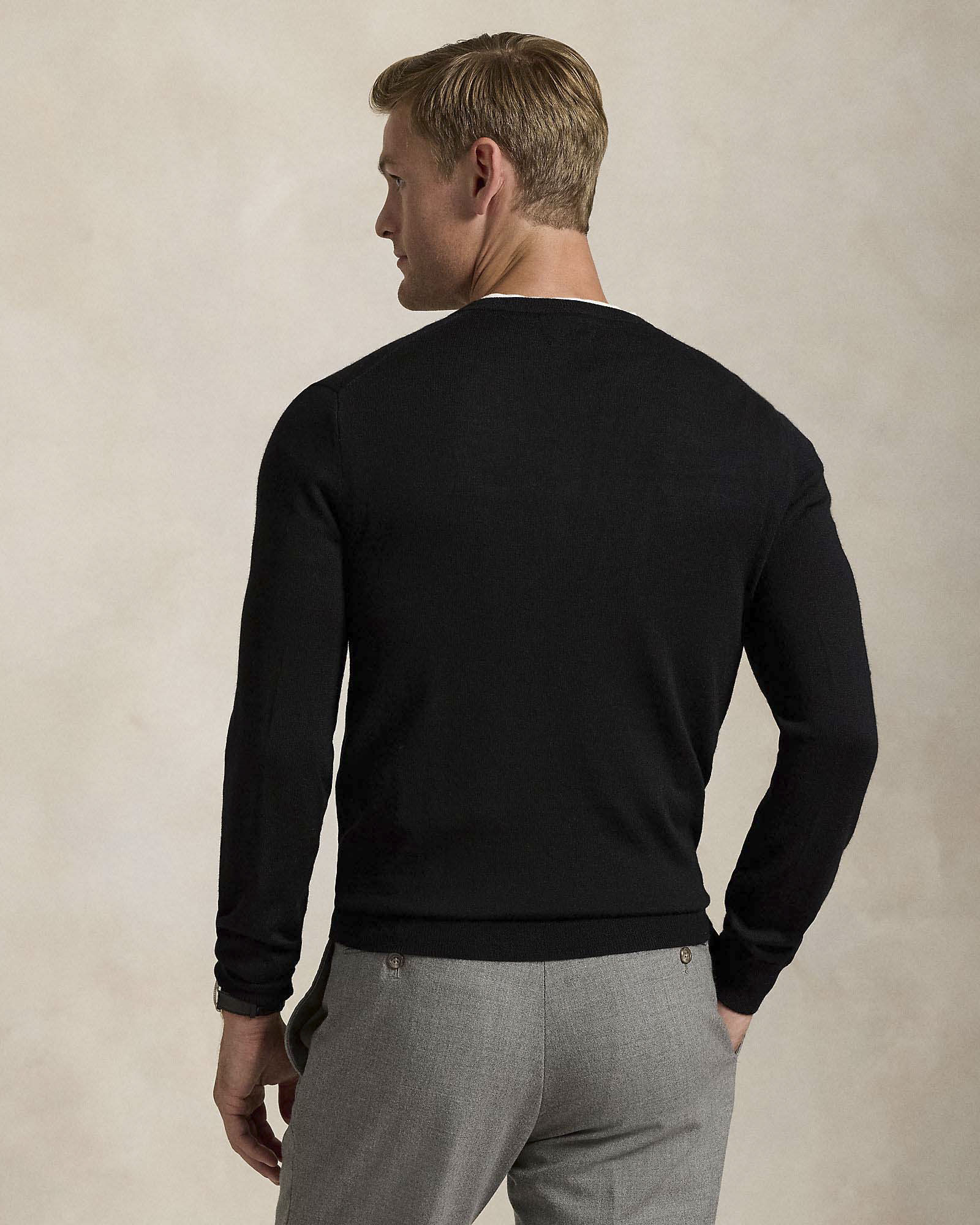 Maglia girocollo Polo Ralph Lauren nera in pura lana merino con logo pony ricamato in tono sul petto