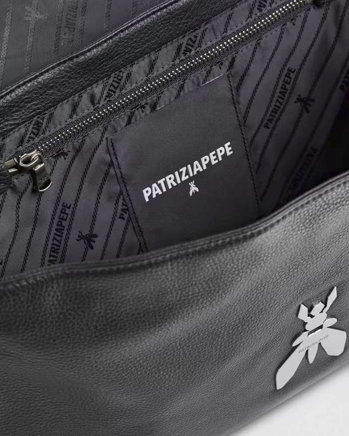 Borsa nera grande Essential Fly Patrizia Pepe con tracolla a catena in metallo e patta di chiusura image