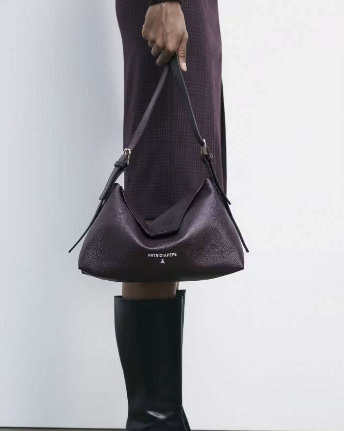 Borsa a sacca bordeaux linea Never Complete Patrizia Pepe in pelle martellata con tracolla regolabile image