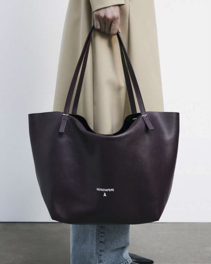 Shopping bag bordeaux linea Never Complete Patrizia Pepe in pelle con scritta logo e punti di cucitura a contrasto image