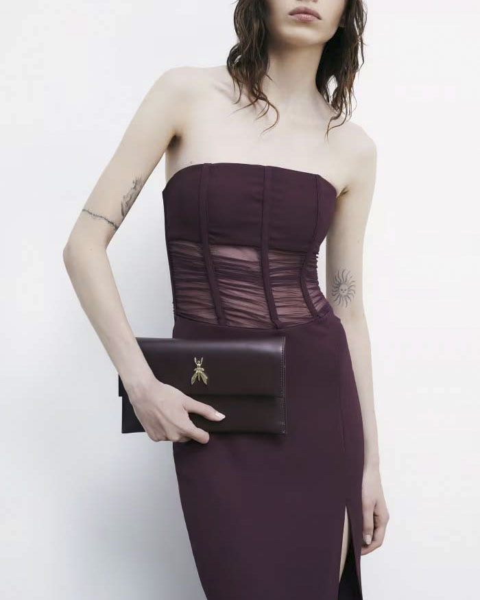 Pochette in pelle bordeaux Patrizia Pepe con tracolla a catena removibile e logo Fly dorata image