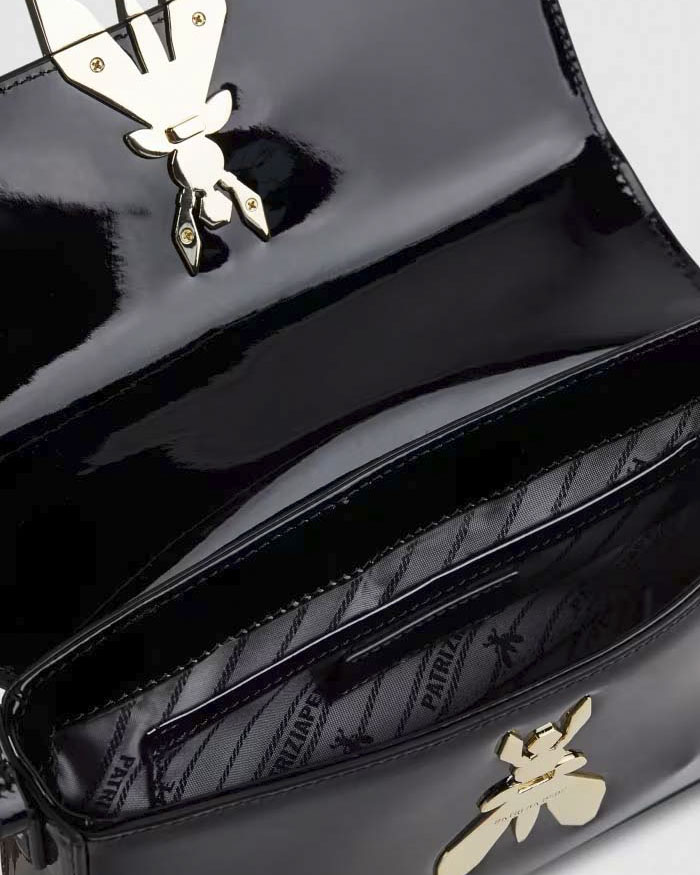 Borsa nera in pelle effetto vernice linea ESSENTIAL Patrizia Pepe con logo Fly 3D sulla patta image