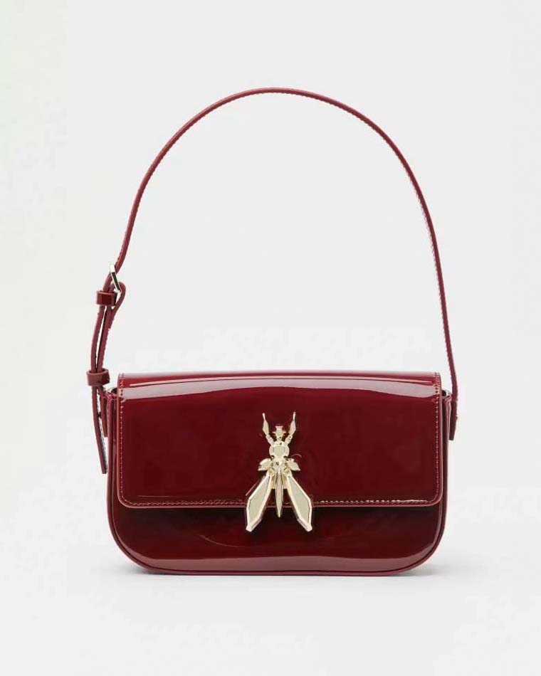 Borsa rossa in pelle effetto vernice linea ESSENTIAL Patrizia Pepe con logo Fly 3D sulla patta
