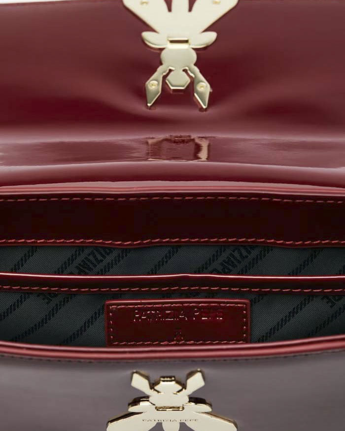 Borsa rossa in pelle effetto vernice linea ESSENTIAL Patrizia Pepe con logo Fly 3D sulla patta image