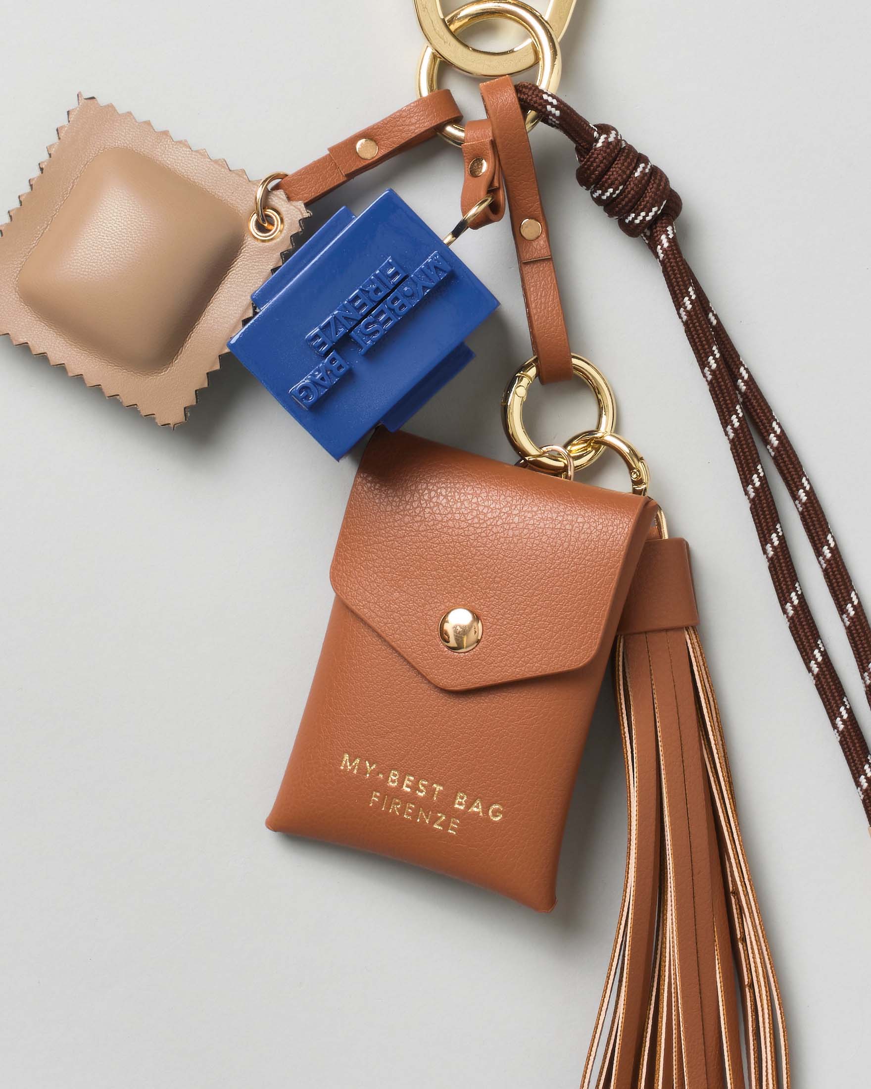 Portachiavi My Best  Bag con charms a bustina color cuoio e dado smaltato blu con logo a rilievo image