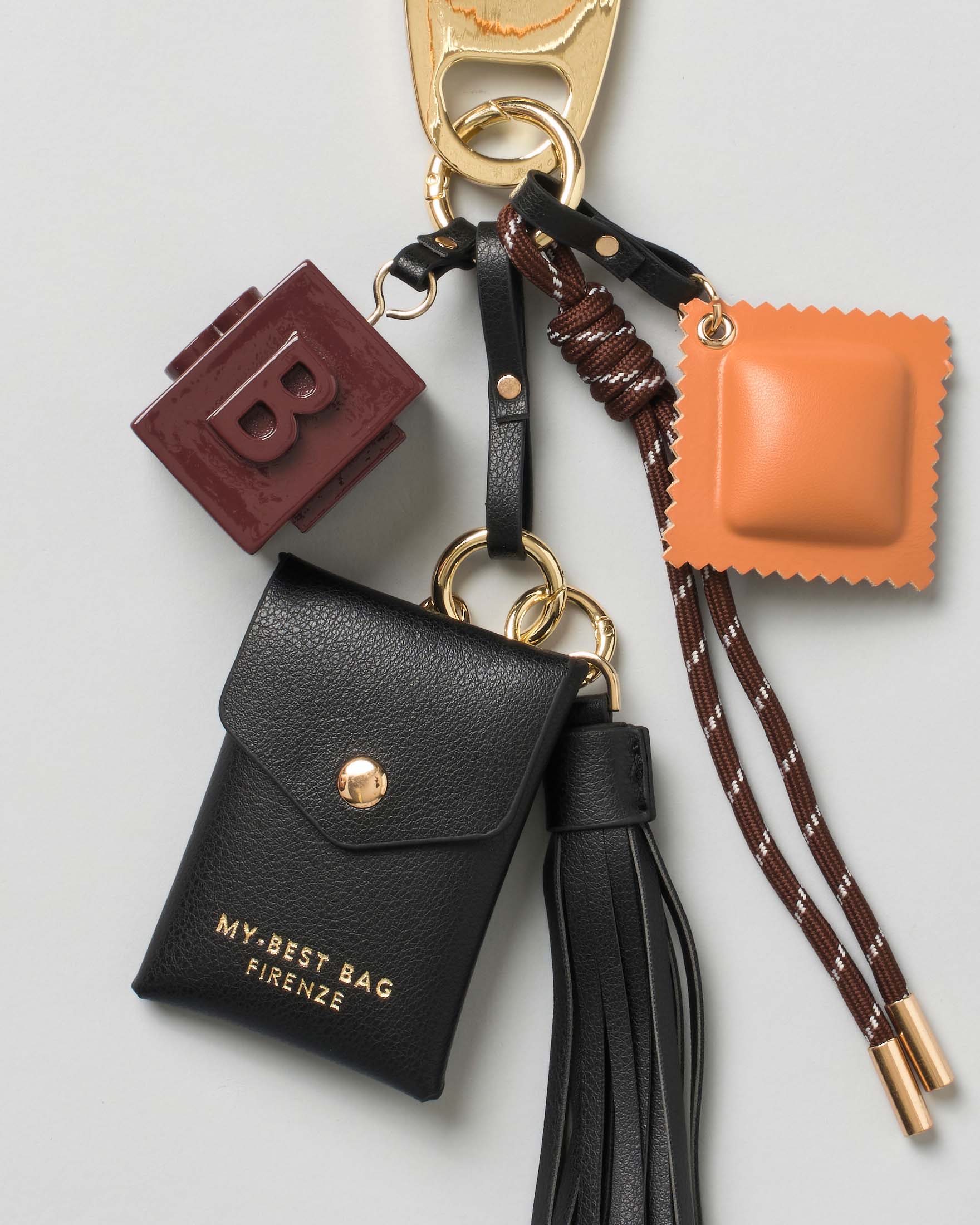 Portachiavi My Best  Bag con charms a bustina nera e dado smaltato marrone con logo a rilievo image