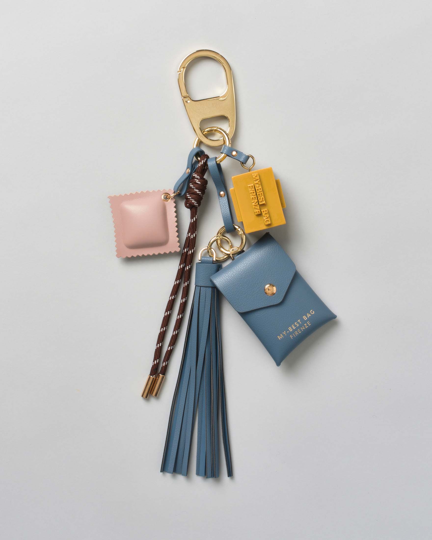 Portachiavi My Best  Bag con charms a bustina azzurra e dado smaltato giallo con logo a rilievo