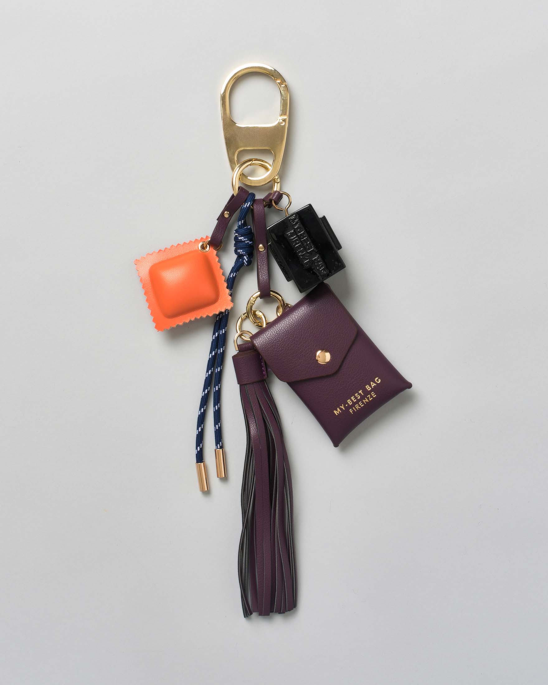 Portachiavi My Bag con charms a bustina bordeaux e dado smaltato nero con logo a rilievo